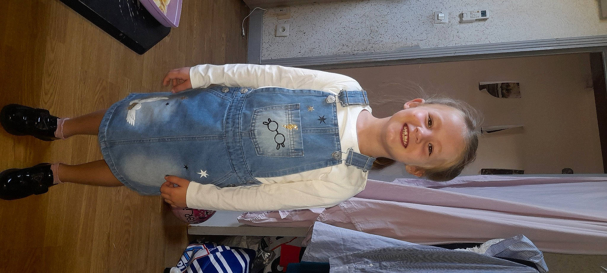 Elouane a rejoint le concours — aidez-le/la à gagner de superbes lots ! abdomen, comfort, denim, elbow, electric_blue, human_leg, jeans, joy, knee, person, sitting, sleeve, smile, textile, thigh, travel, trunk, waist, wrist