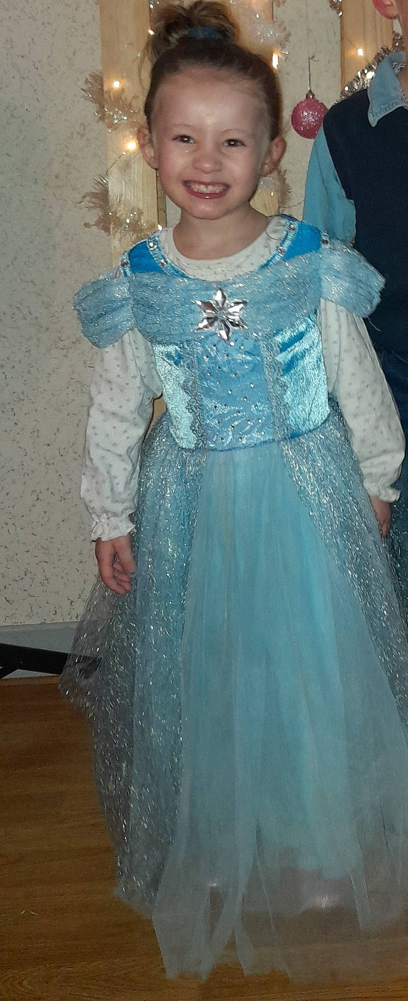 Elouane a rejoint le concours — aidez-le/la à gagner de superbes lots ! aqua, bridal_accessory, doll, dress, electric_blue, embellishment, event, eye, fashion_design, formal_wear, fun, gown, jewellery, joy, one_piece_garment, person, pink, shoulder, sleeve, textile