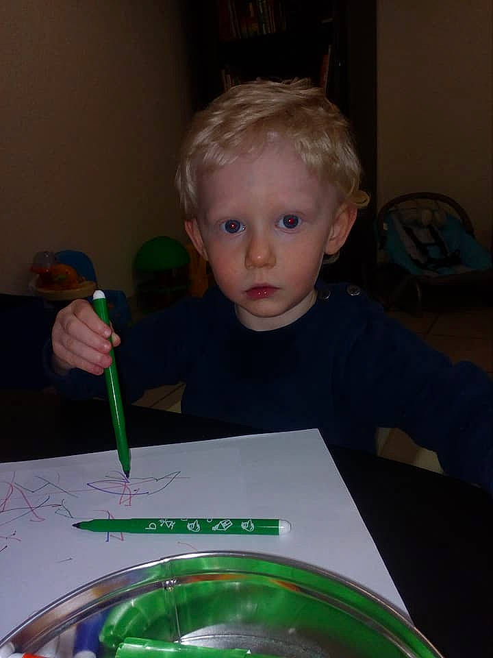 Kameron participe au concours pour gagner de l'argent avec cette photo : boy, cheek, child, eye, face, finger, fun, girl, green, head, infant, iris, person, play, product, skin, smile, toddler