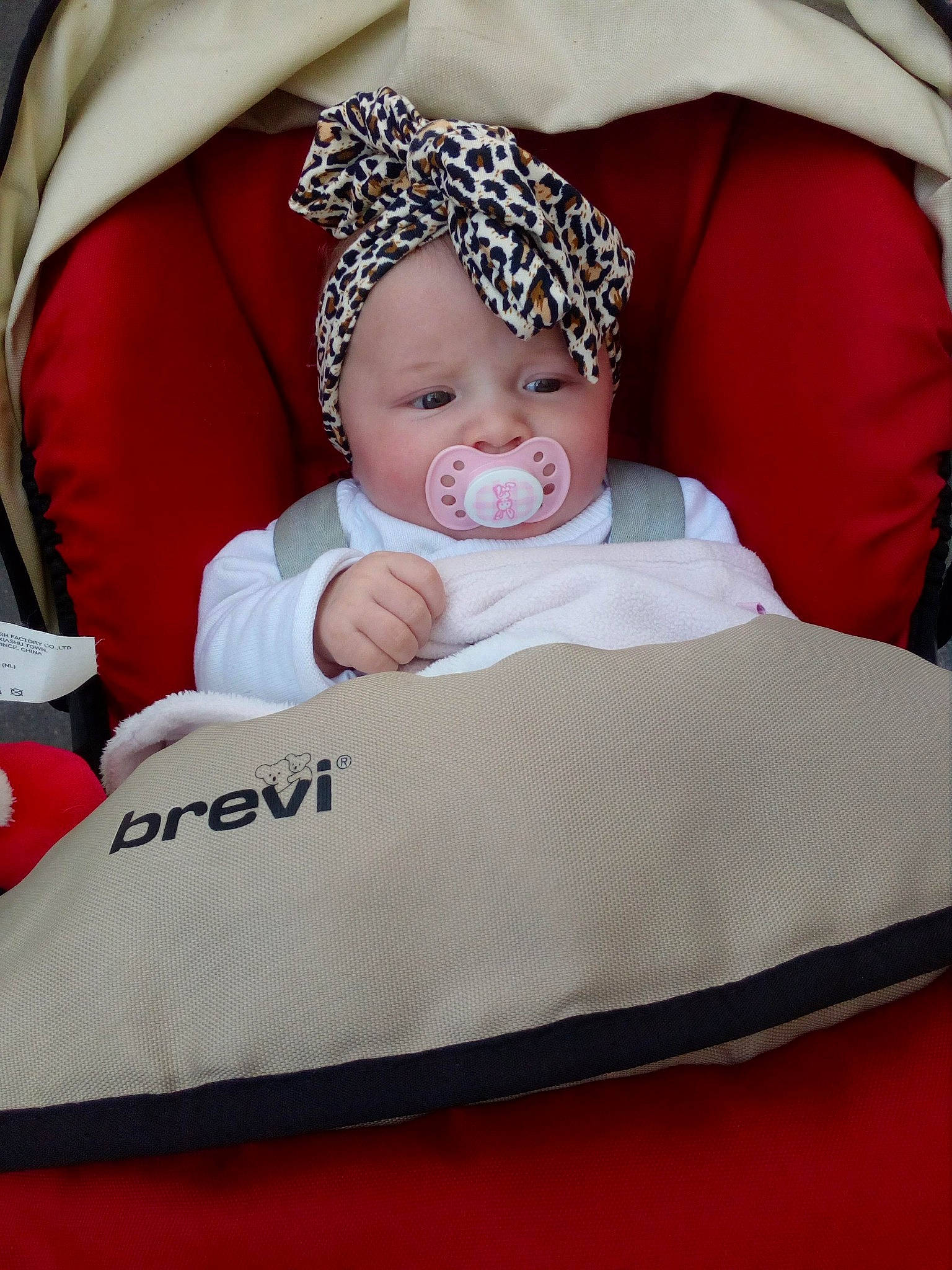 Elouane participe au concours pour gagner de l'argent avec cette photo : baby_products, child, day, furniture, girl, hair_accessory, infant, material, person, product, red, textile, toddler