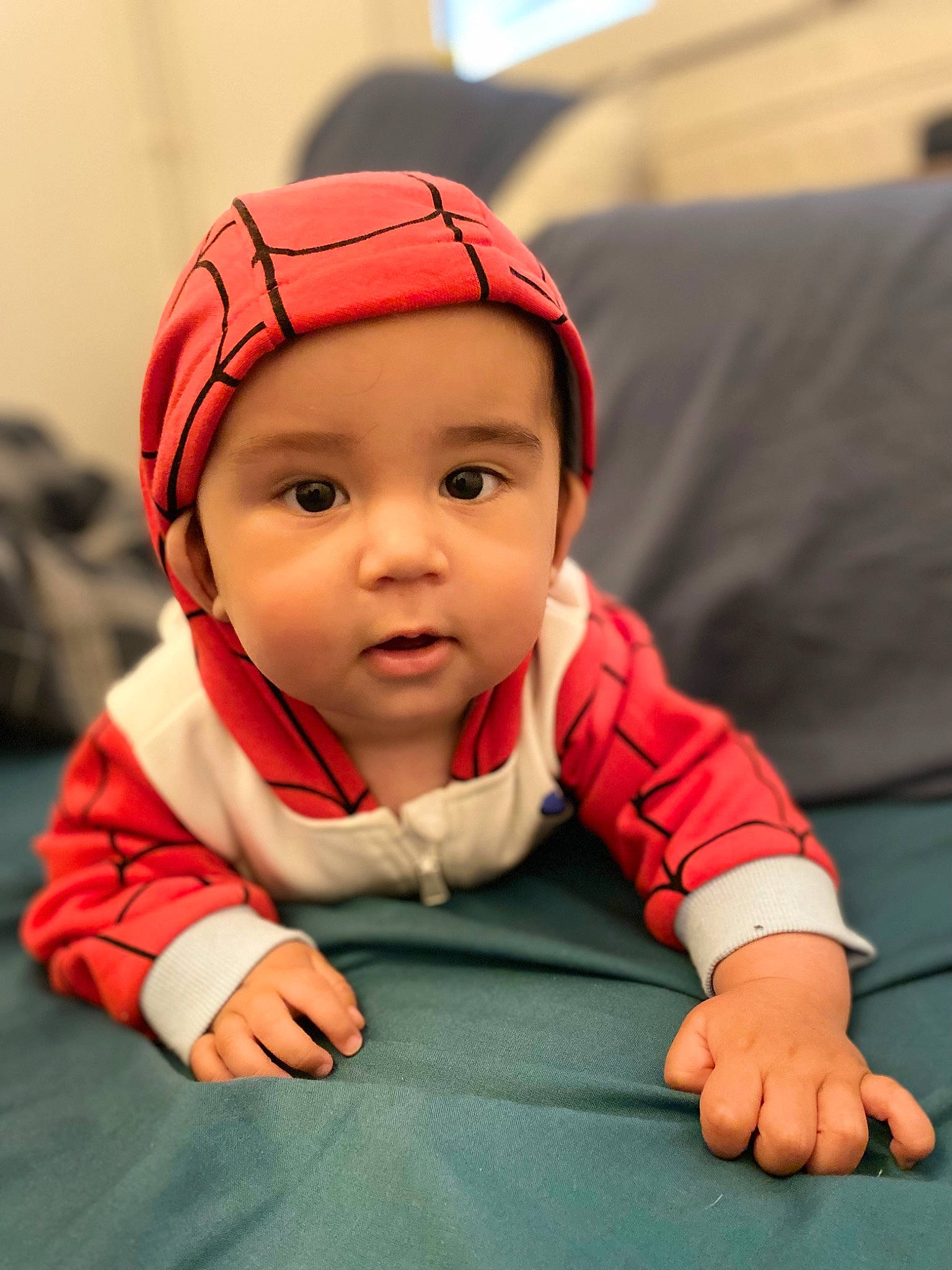 Ethan a rejoint le concours — aidez-le/la à gagner de superbes lots ! baby, baby_toddler_clothing, cap, cheek, child, comfort, eye, face, flooring, fun, grass, happy, headwear, leisure, mammal, person, recreation, sitting, skin, sleeve