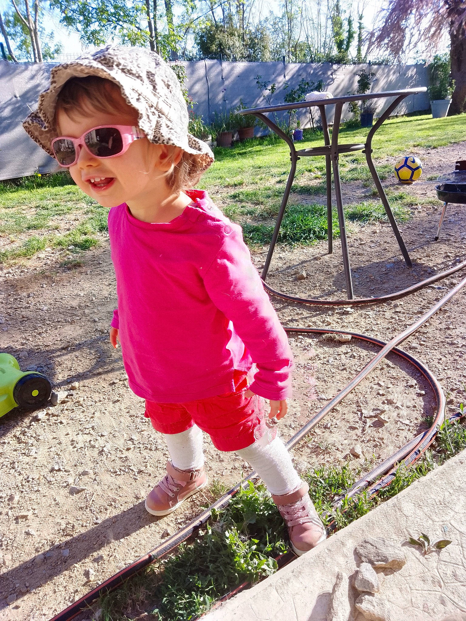 Meredith a rejoint le concours — aidez-le/la à gagner de superbes lots ! child, eyewear, fun, goggles, grass, happy, landscape, leisure, luggage_and_bags, outdoor_furniture, outdoor_table, people_in_nature, person, pink, plant, recreation, sleeve, sunglasses, t_shirt, toddler