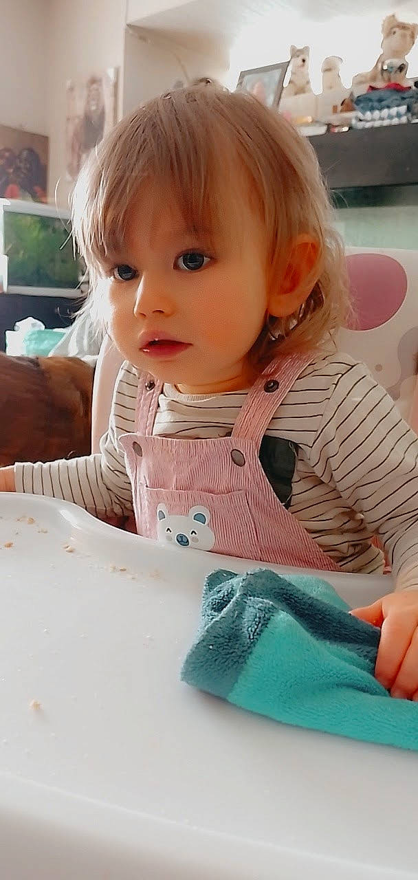 Meredith a rejoint le concours — aidez-le/la à gagner de superbes lots ! baby, baby_toddler_clothing, cheek, child, eyelash, finger, flooring, hair, hand, happy, human_body, iris, lip, nose, outerwear, person, skin, sleeve, textile, toddler