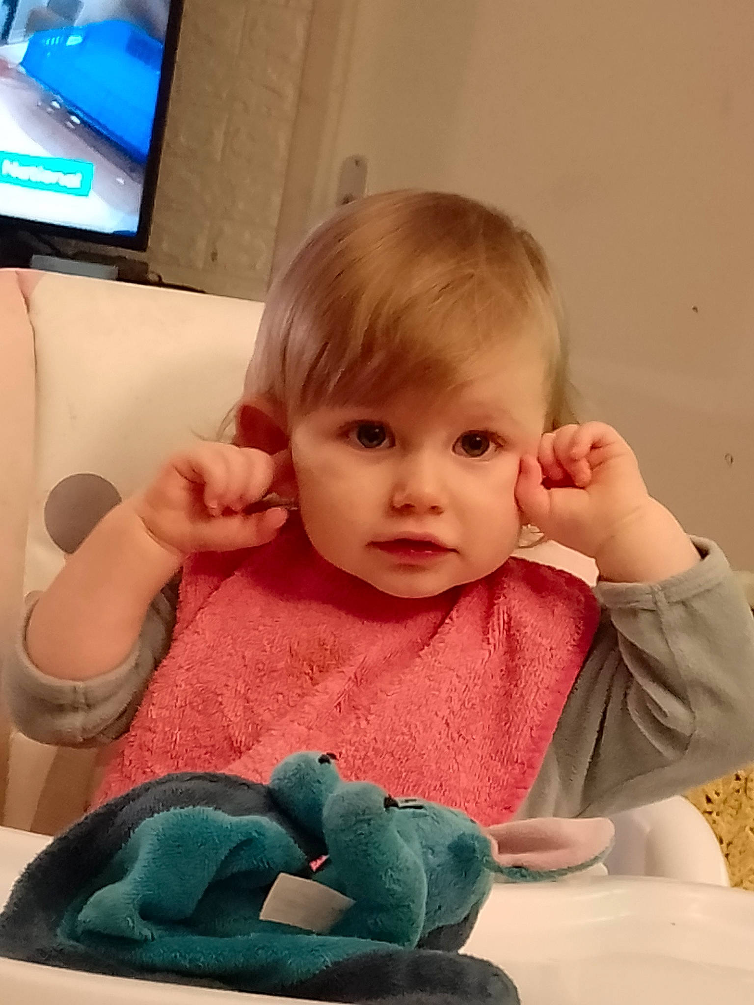 Meredith a rejoint le concours — aidez-le/la à gagner de superbes lots ! arm, baby, baby_toddler_clothing, cheek, child, chin, comfort, finger, gesture, iris, joint, mouth, nail, nose, person, skin, sleeve, standing, television, thumb