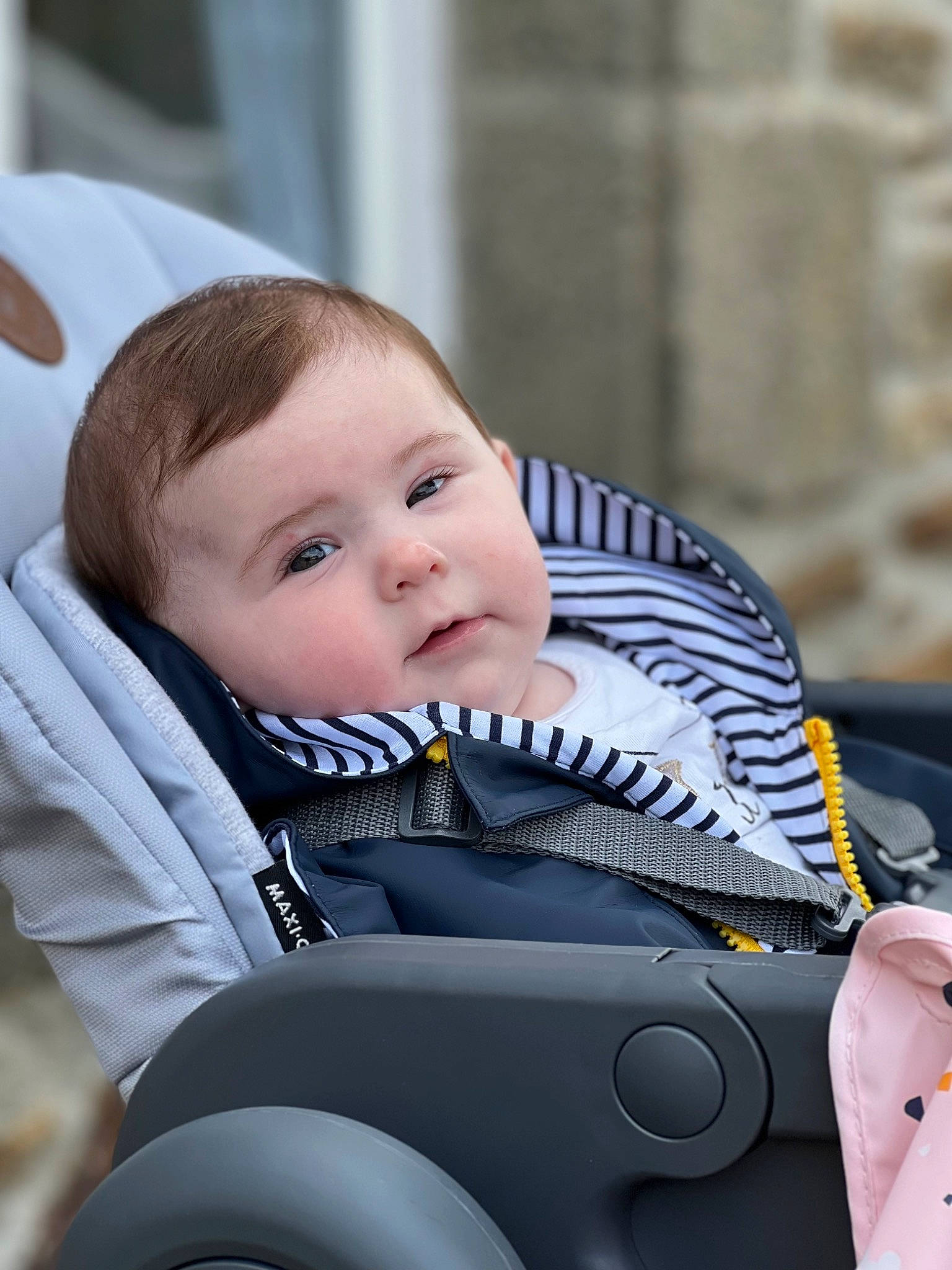 Ninon a rejoint le concours — aidez-le/la à gagner de superbes lots ! audio_equipment, auto_part, automotive_design, baby, baby_carriage, baby_products, baby_safety, baby_toddler_clothing, car_seat, cheek, child, comfort, electric_blue, hairstyle, happy, motor_vehicle, person, sitting, skin, steering_wheel