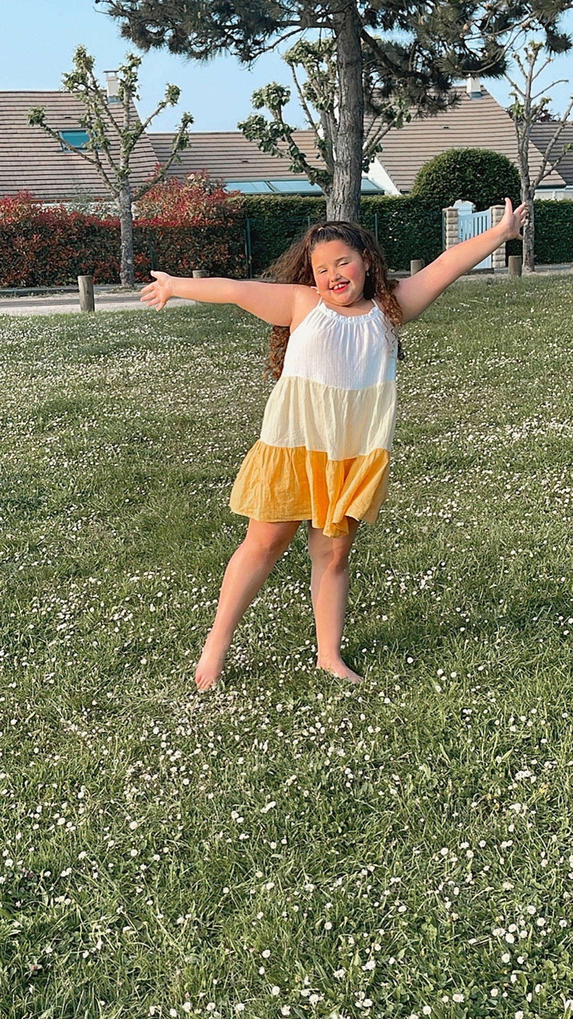 Ana participe au concours pour gagner de l'argent avec cette photo : barefoot, fun, grass, grass_family, grassland, happy, human_leg, joy, knee, landscape, lawn, leisure, meadow, people_in_nature, person, plant, sky, summer, thigh, tree