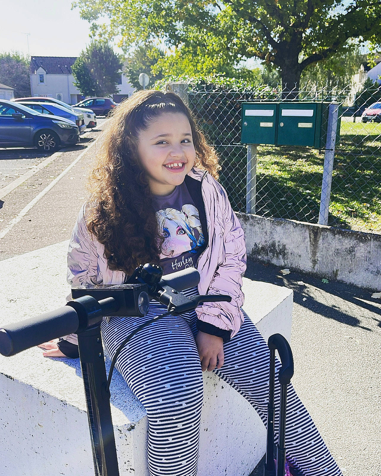 Ana a rejoint le concours — aidez-le/la à gagner de superbes lots ! blond, brown_hair, car, cool, denim, electric_blue, happy, human_leg, joy, knee, leisure, long_hair, person, plant, sleeve, smile, t_shirt, thigh, tire, tree