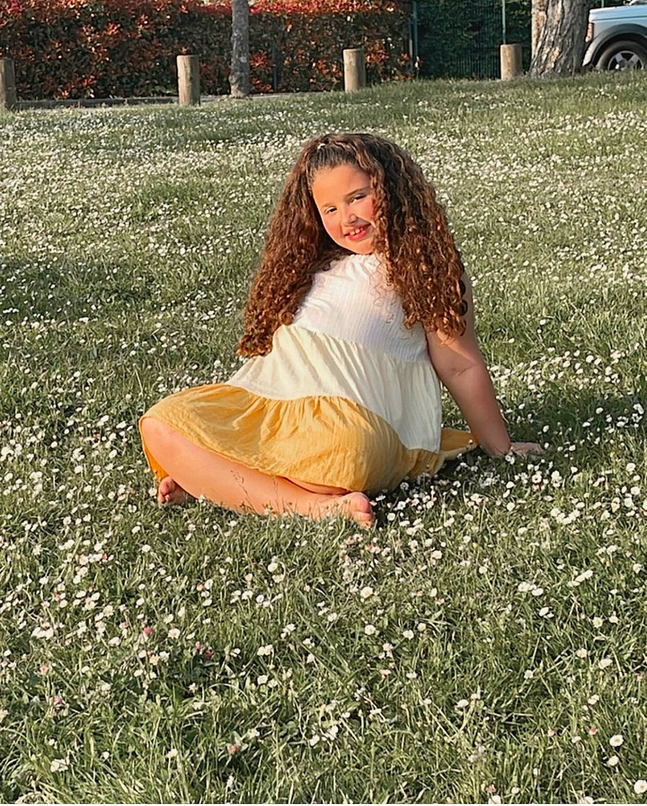 Ana a rejoint le concours — aidez-le/la à gagner de superbes lots ! flash_photography, flower, fun, grass, grass_family, grassland, happy, human_leg, landscape, lawn, leisure, long_hair, meadow, people_in_nature, person, petal, plant, tints_and_shades, tire, tree