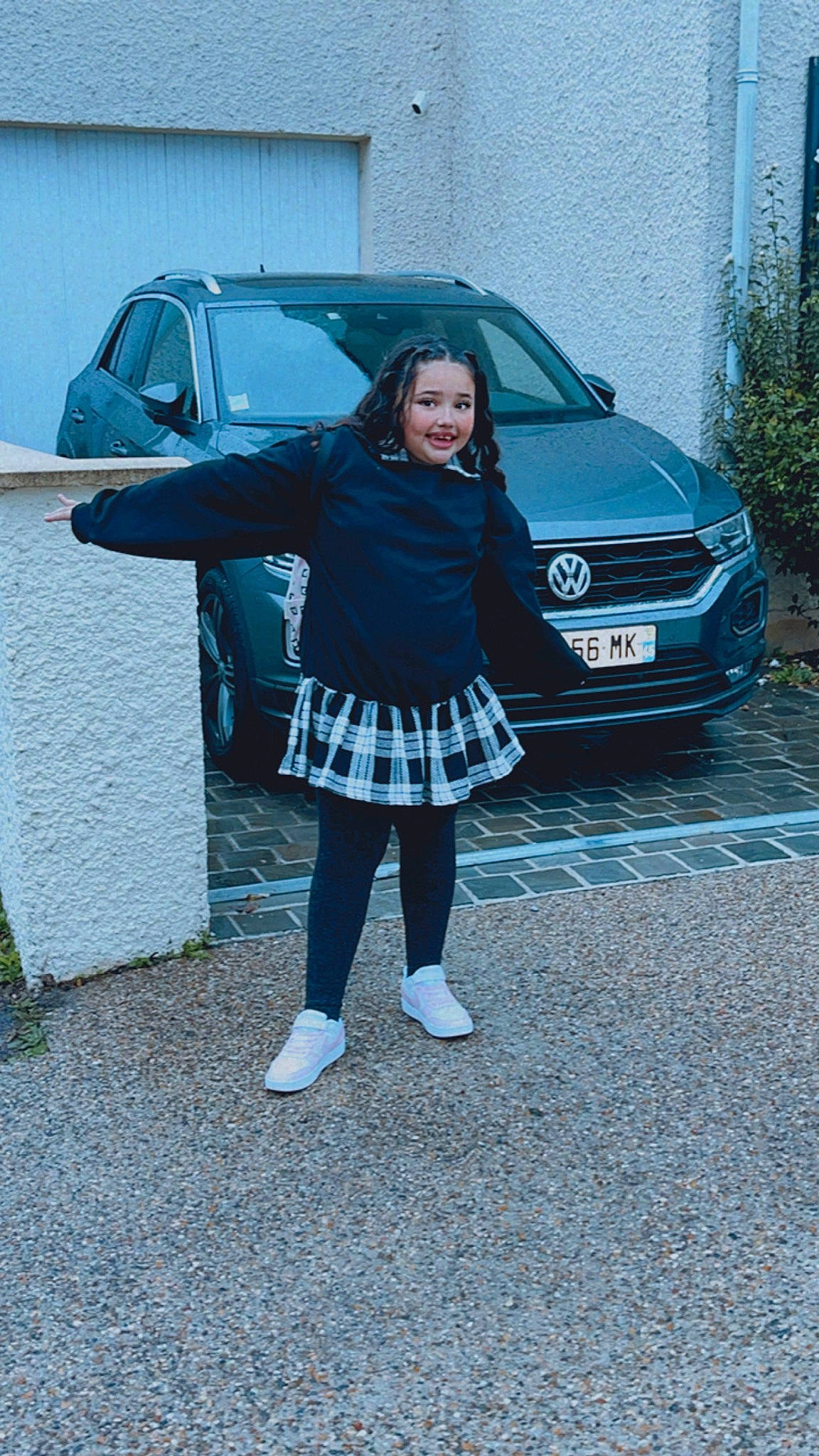 Ana a rejoint le concours — aidez-le/la à gagner de superbes lots ! asphalt, automotive_design, automotive_exterior, automotive_lighting, automotive_wheel_system, bumper, car, electric_blue, family_car, grille, headlamp, hood, joy, land_vehicle, motor_vehicle, parking, person, personal_luxury_car, smile, vehicle