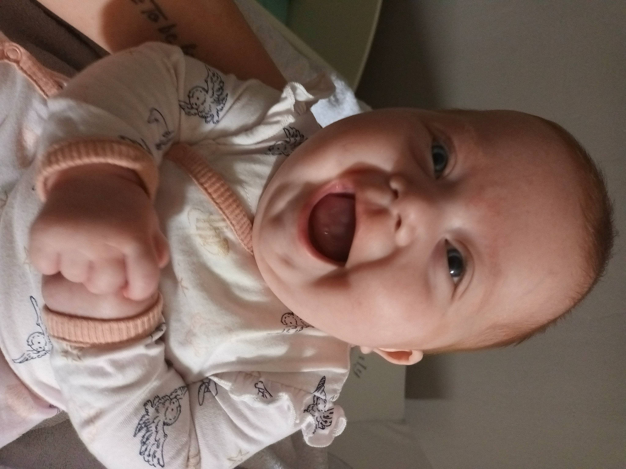 Maria participe au concours pour gagner de l'argent avec cette photo : baby, cheek, chin, ear, eye, eyebrow, facial_expression, gesture, hairstyle, happy, head, iris, lip, mammal, mouth, neck, nose, person, skin, sleeve