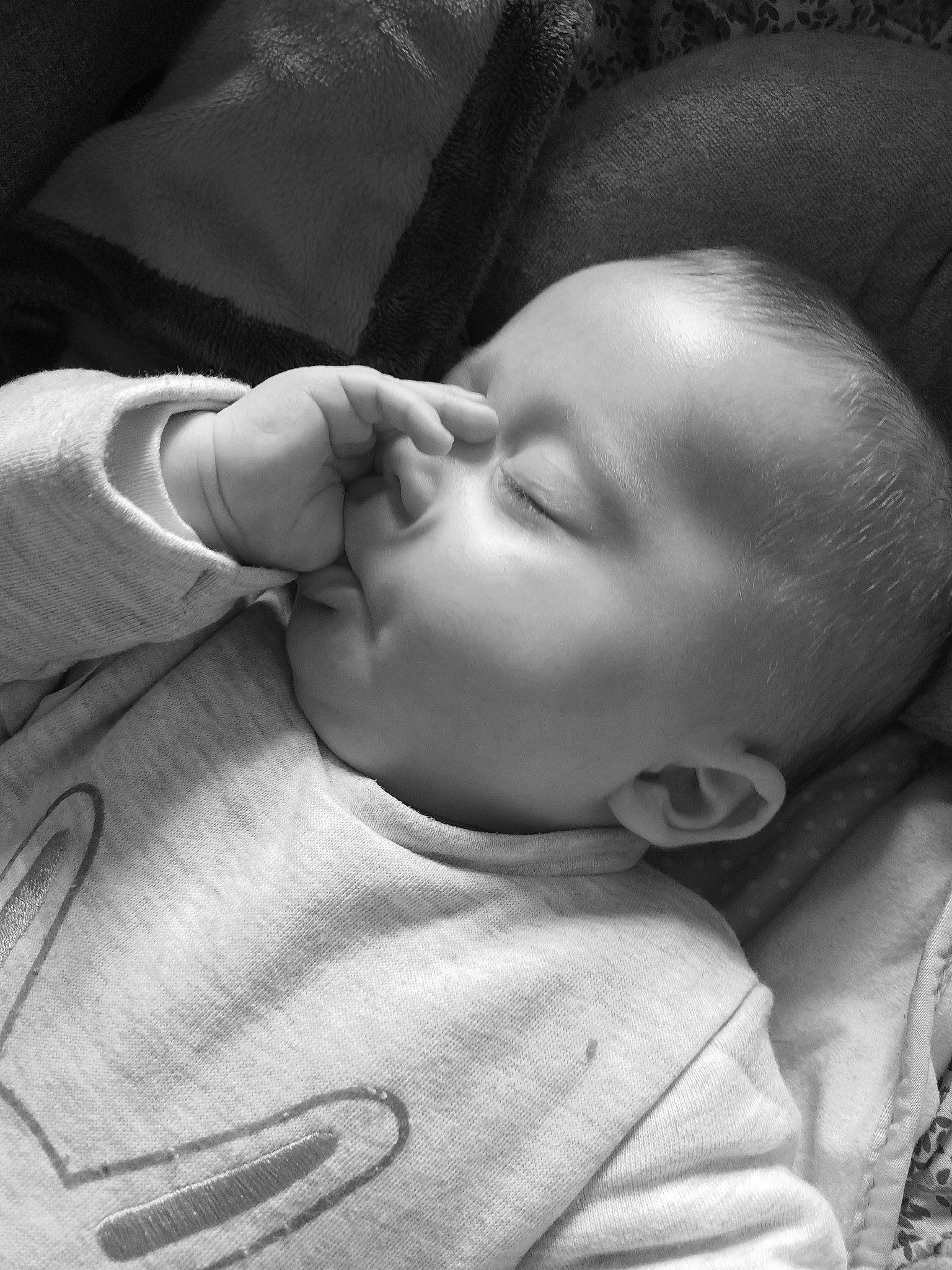 Maria participe au concours pour gagner de l'argent avec cette photo : baby, baby_toddler_clothing, black, black_and_white, cheek, child, chin, comfort, flash_photography, happy, iris, lip, monochrome, monochrome_photography, mouth, nose, person, skin, sleeve, toddler