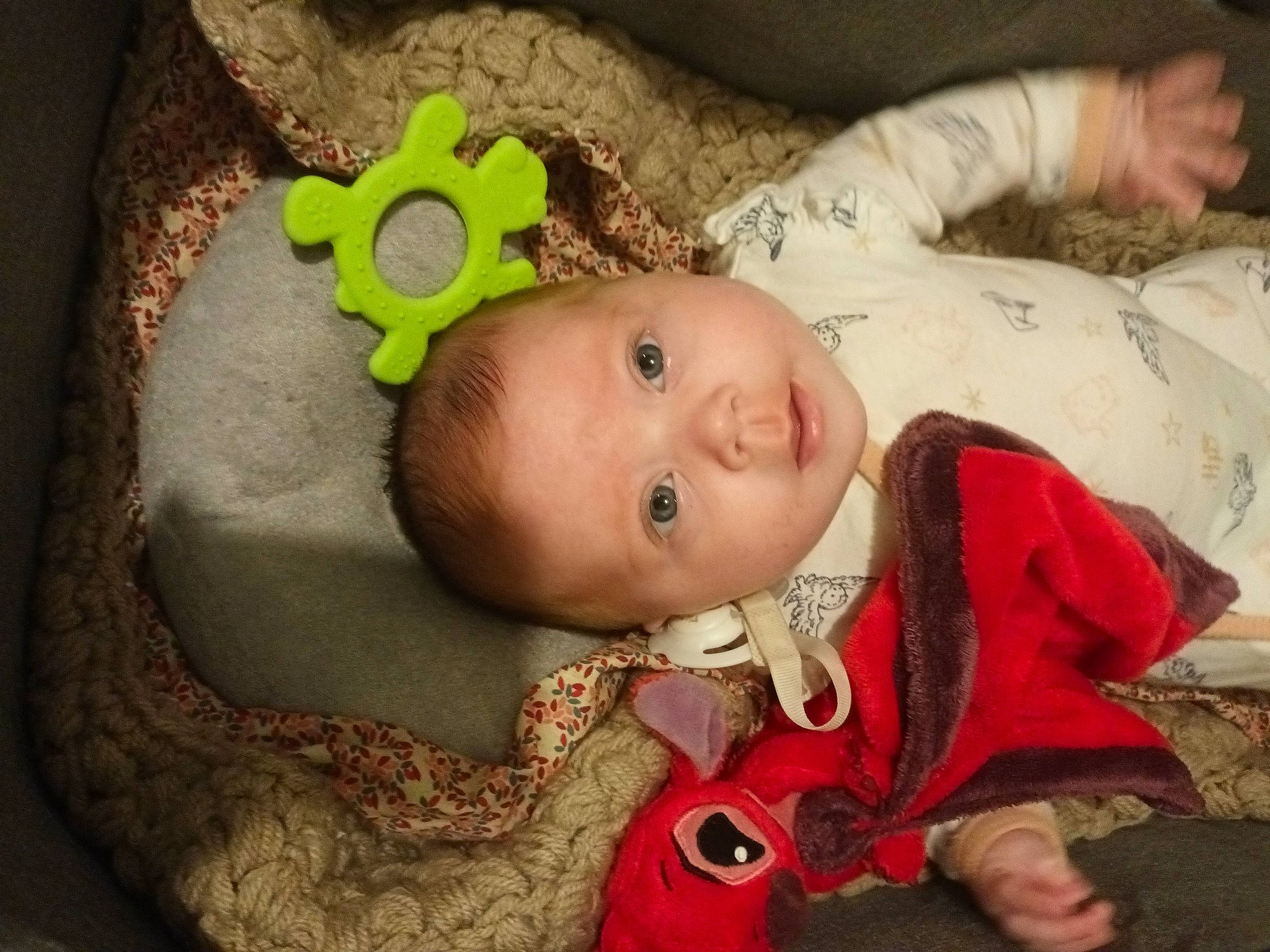 Maria a rejoint le concours — aidez-le/la à gagner de superbes lots ! baby, baby_products, baby_safety, baby_toddler_clothing, baby_toys, brown, cheek, child, comfort, eye, fun, happy, iris, linens, nose, person, room, sitting, skin, toddler