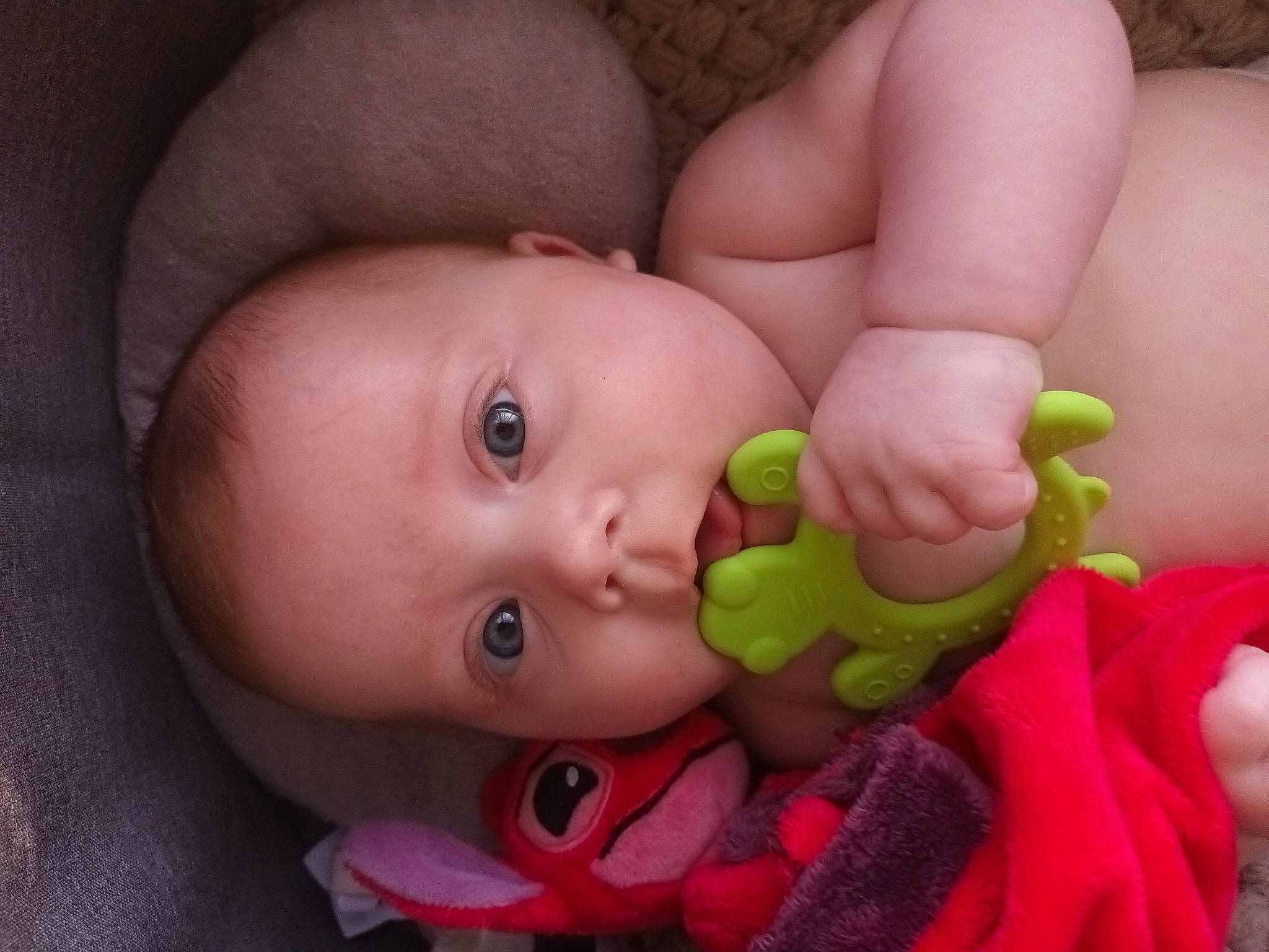 Maria participe au concours pour gagner de l'argent avec cette photo : arm, baby, cheek, chin, ear, eye, face, facial_expression, finger, gesture, hand, head, human_body, iris, lip, mouth, nose, organ, person, pink