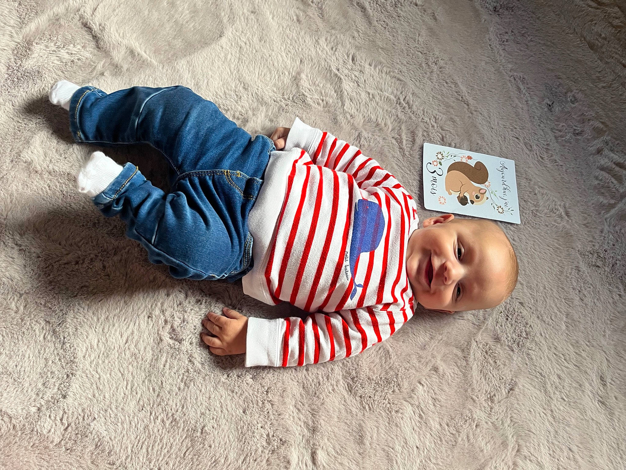 Marcel participe au concours pour gagner de l'argent avec cette photo : baby, baby_toddler_clothing, child, comfort, concrete, flooring, foot, fun, grass, happy, human_leg, pattern, person, play, sand, shadow, sitting, smile, t_shirt, toddler