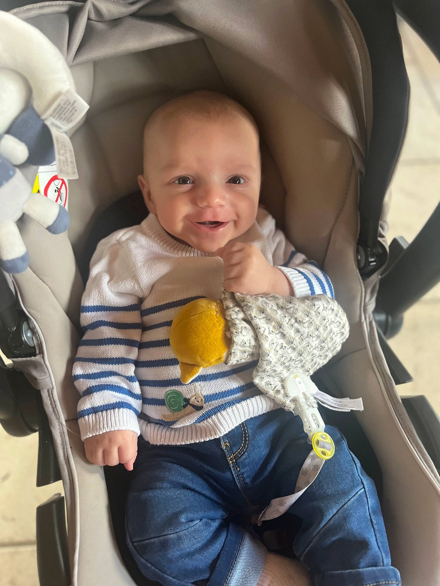Marcel a rejoint le concours — aidez-le/la à gagner de superbes lots ! auto_part, automotive_design, baby, baby_carriage, baby_in_car_seat, baby_products, baby_toddler_clothing, car_seat, car_seat_cover, child, comfort, eye, finger, fun, happy, person, seat_belt, sitting, skin, smile