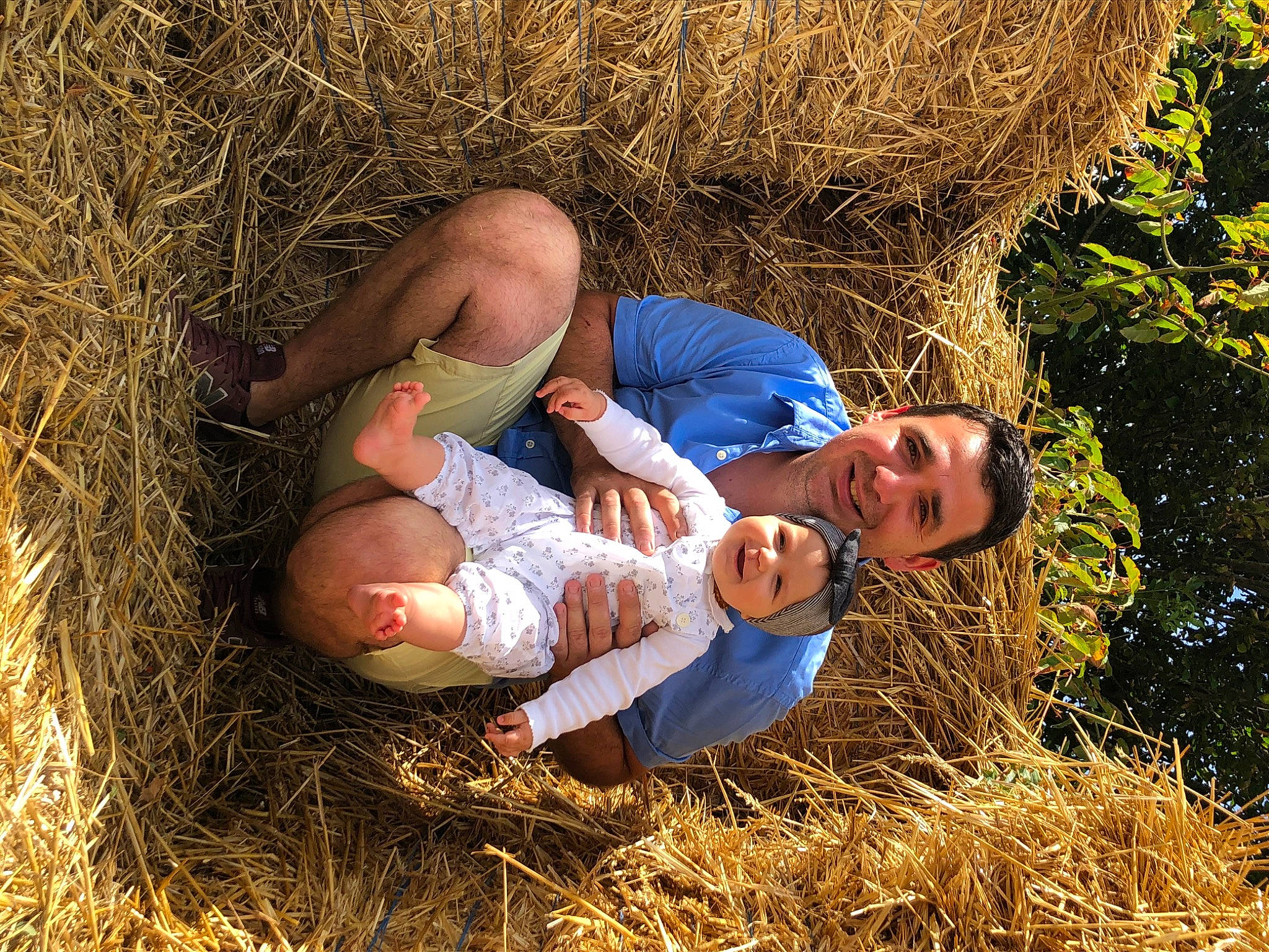 Lou a rejoint le concours — aidez-le/la à gagner de superbes lots ! agriculture, child, grass, grass_family, hay, headwear, joy, people_in_nature, person, plant, straw