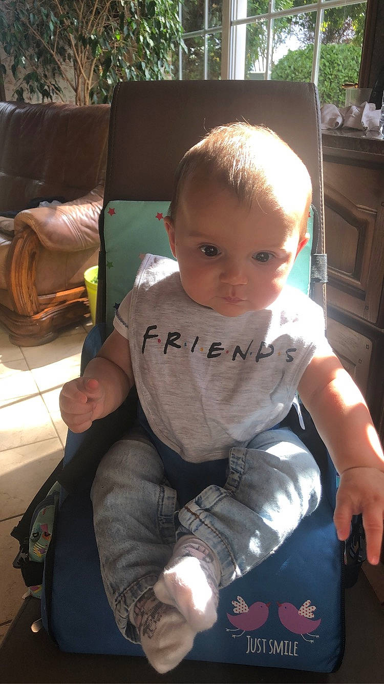 Lou participe au concours pour gagner de l'argent avec cette photo : baby, baby_products, child, person, sitting, toddler