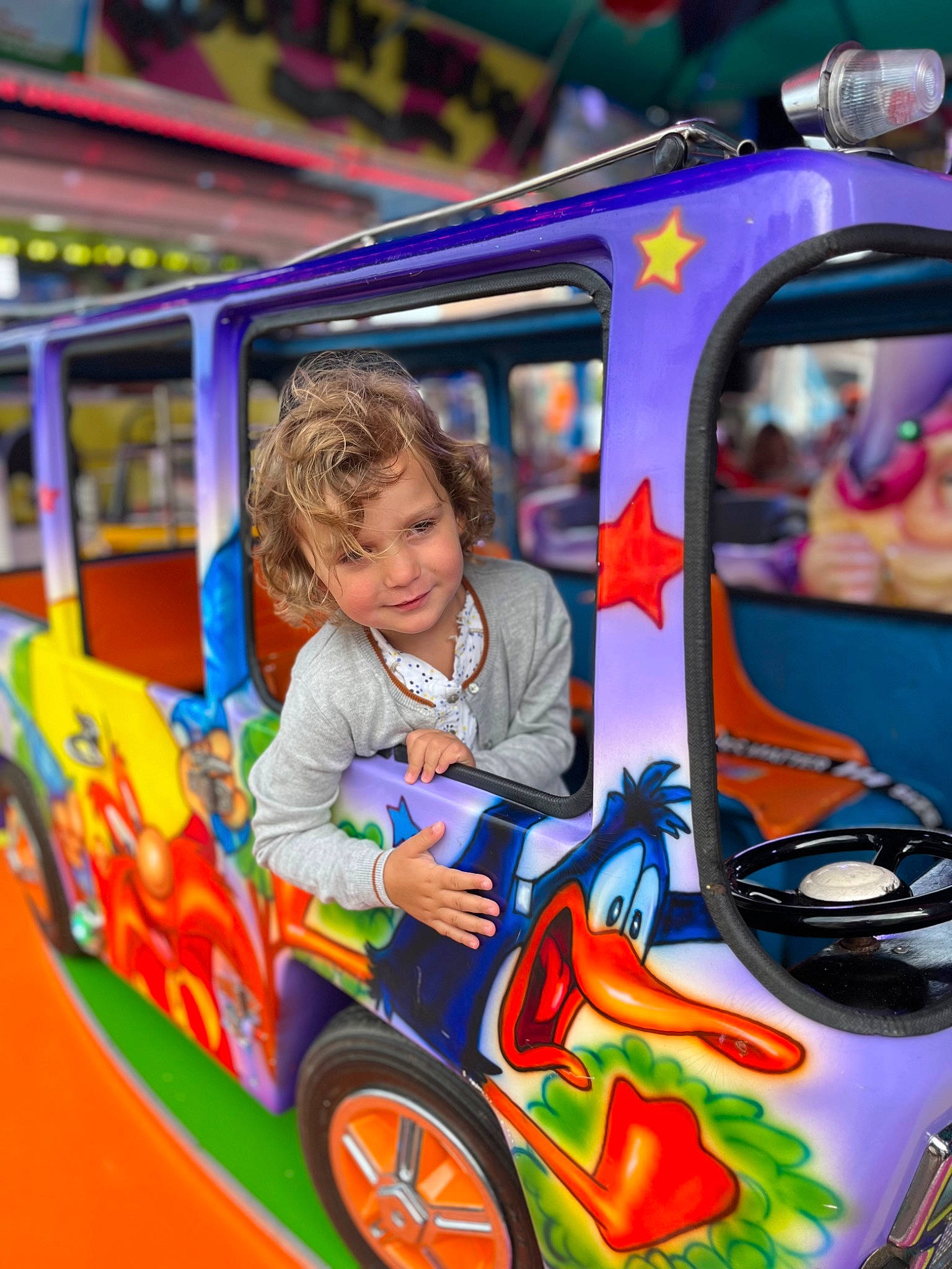Lou a rejoint le concours — aidez-le/la à gagner de superbes lots ! automotive_design, automotive_exterior, automotive_tire, bumper, child, city, event, fun, joy, leisure, motor_vehicle, person, photograph, public_space, recreation, riding_toy, snapshot, tire, toddler, toy