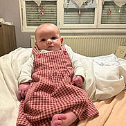 Cassie a rejoint le concours — aidez-le/la à gagner de superbes lots ! baby, bed, blanket, clothing, cozy, dress, face, fingers, foot, furniture, hand, indoors, infant, infant_girl, person, portrait, room, window, window_curtain, young_child