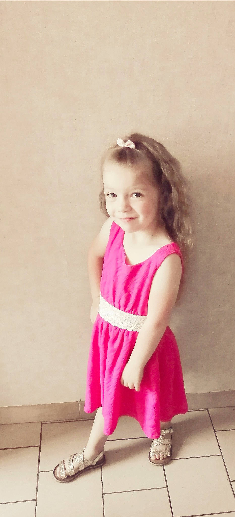 Lola a rejoint le concours — aidez-le/la à gagner de superbes lots ! baby, baby_toddler_clothing, child, day_dress, dress, face, flooring, hair, happy, head, human_leg, joy, magenta, neck, one_piece_garment, person, pink, skin, sleeve, smile