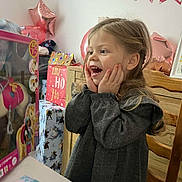 Emy a rejoint le concours — aidez-le/la à gagner de superbes lots ! child, girl, toy, horse, birthday, presents, party, joy, celebration, dress, long_hair, gift_box, balloon, table, chair, smile, excitement, indoor, decorations, wooden_furniture
