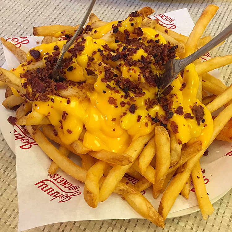 Francesca is registered to the contest to win money with this photo: american_food, canadian_cuisine, cheese_fries, comfort_food, cuisine, dish, fast_food, food, french_fries, fried_food, ingredient, junk_food, poutine, produce, side_dish, vegetarian_food