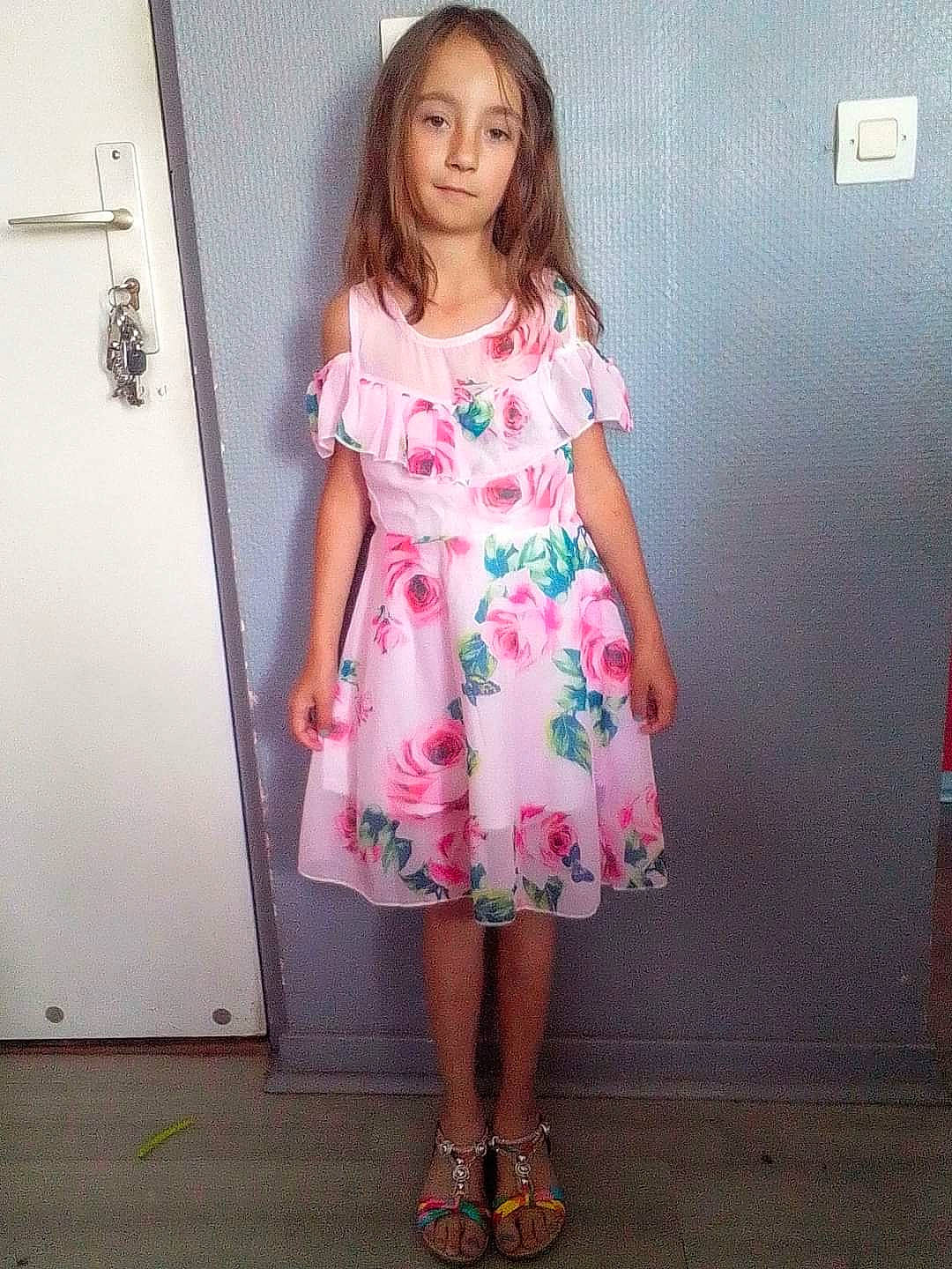 Cyrielle participe au concours pour gagner de l'argent avec cette photo : arm, blond, day_dress, dress, electric_blue, fashion_design, formal_wear, human_leg, joint, knee, leg, magenta, one_piece_garment, pattern, person, pink, purple, sleeve, standing, thigh