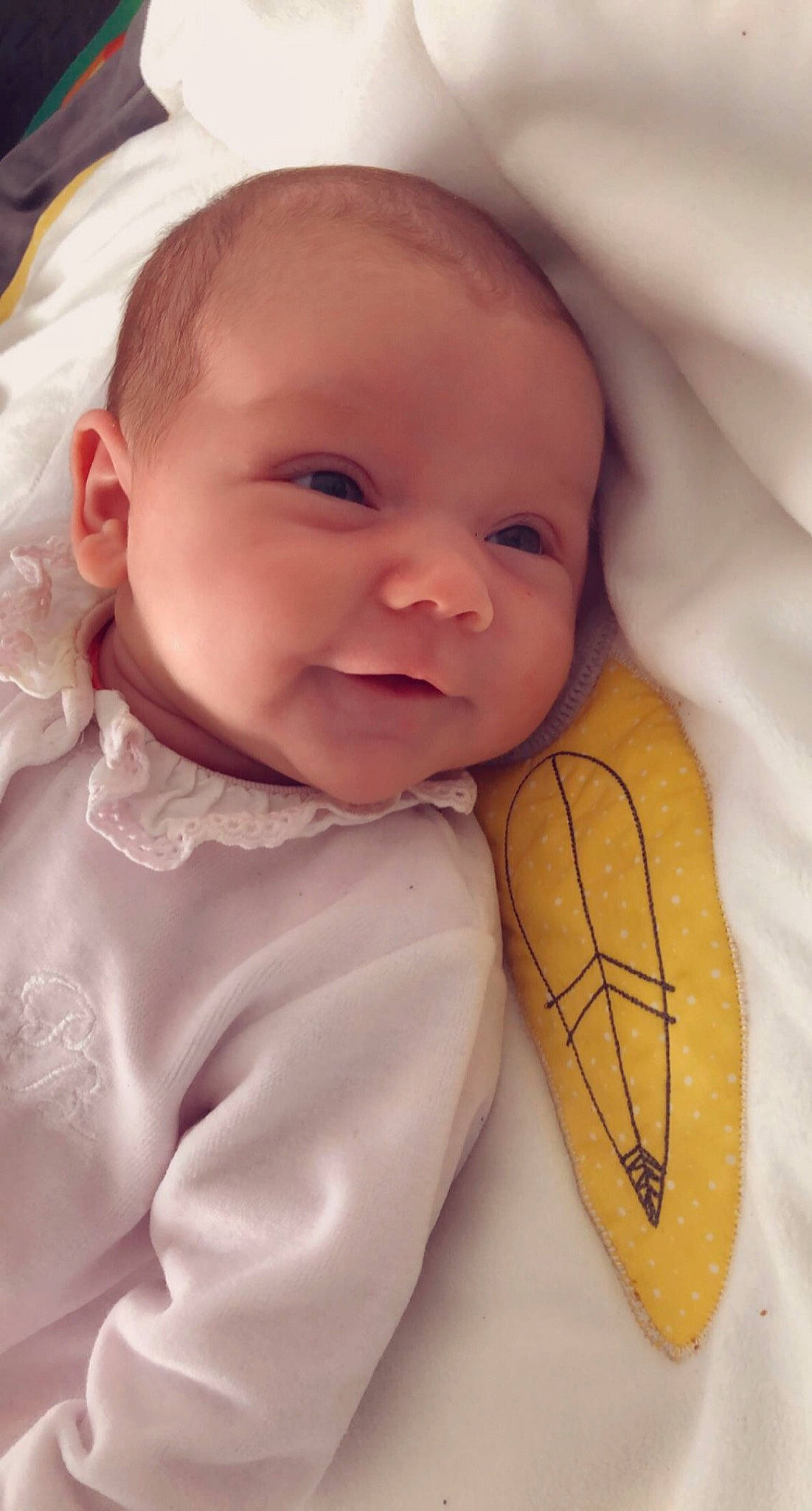 Alba a rejoint le concours — aidez-le/la à gagner de superbes lots ! baby, baby_toddler_clothing, cheek, close_up, comfort, eye, finger, gesture, happy, iris, lip, mouth, neck, nose, person, skin, sleeve, smile, textile, thumb