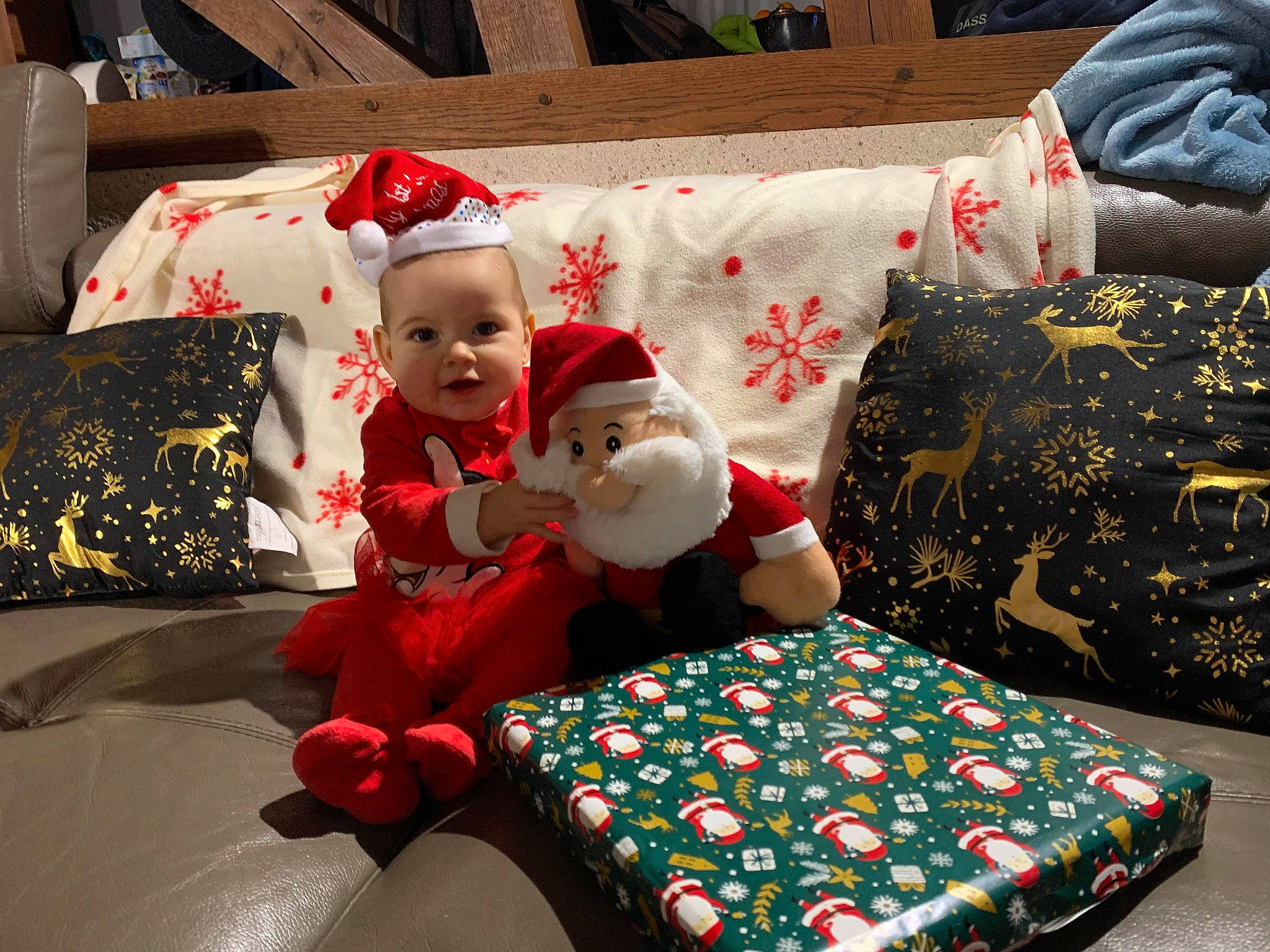 Clemence a rejoint le concours — aidez-le/la à gagner de superbes lots ! baby, bedding, carmine, child, christmas, christmas_eve, comfort, couch, event, gift_wrapping, holiday, lap, linens, living_room, pattern, person, pillow, santa_claus, textile, throw_pillow