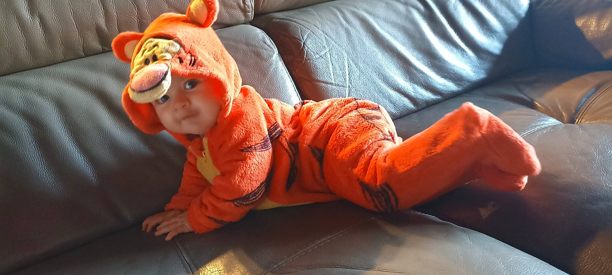 Clemence a rejoint le concours — aidez-le/la à gagner de superbes lots ! baby, baby_toddler_clothing, carmine, child, comfort, couch, flesh, flooring, foot, fun, fur, headwear, human_leg, knee, orange, person, pumpkin, room, sitting, toddler