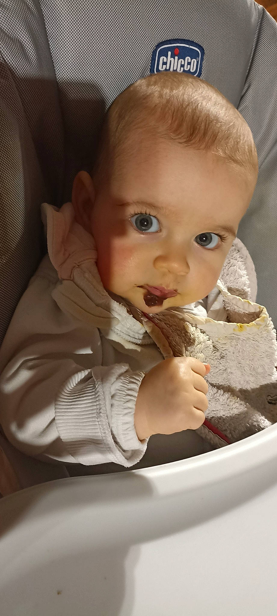 Clemence participe au concours pour gagner de l'argent avec cette photo : baby, baby_toddler_clothing, biting, cheek, child, cuisine, drinkware, eyelash, finger, food, food_craving, hand, ingredient, lip, mouth, nose, person, sitting, skin, tableware