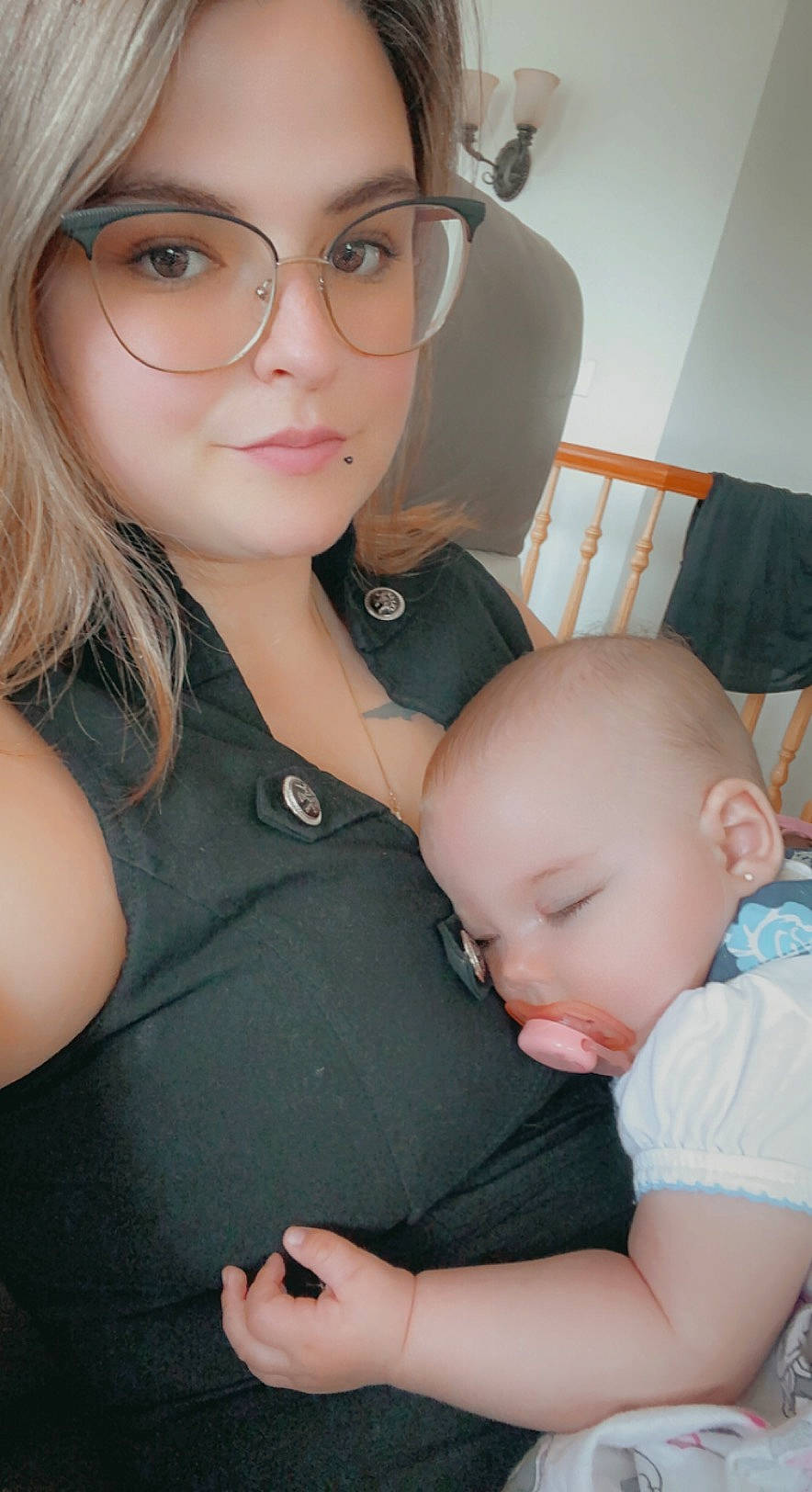 Hope-éléna Perreau a rejoint le concours — aidez-le/la à gagner de superbes lots ! cheek, chin, eye, eyebrow, eyelash, facial_expression, gesture, glasses, hair, hairstyle, iris, joint, lip, mouth, muscle, nose, person, shoulder, skin, vision_care