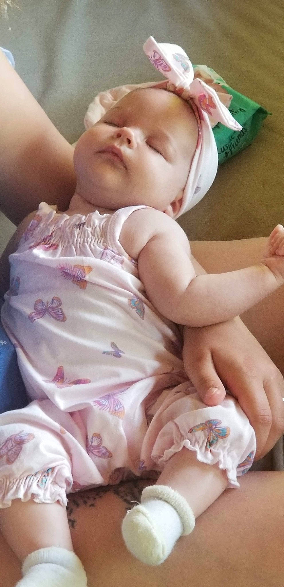 Hope-éléna Perreau a rejoint le concours — aidez-le/la à gagner de superbes lots ! baby, baby_sleeping, baby_toddler_clothing, cheek, child, comfort, eye, happy, human_leg, iris, linens, nail, pattern, person, pink, skin, textile, thigh, thumb, toddler