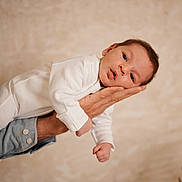 Aloïs a rejoint le concours — aidez-le/la à gagner de superbes lots ! baby, infant, child, hand, person, white_clothing, portrait, face, newborn, cute, expression, holding, adult_hand, skin, head, eyes, mouth, soft_light, indoor, warm_tones