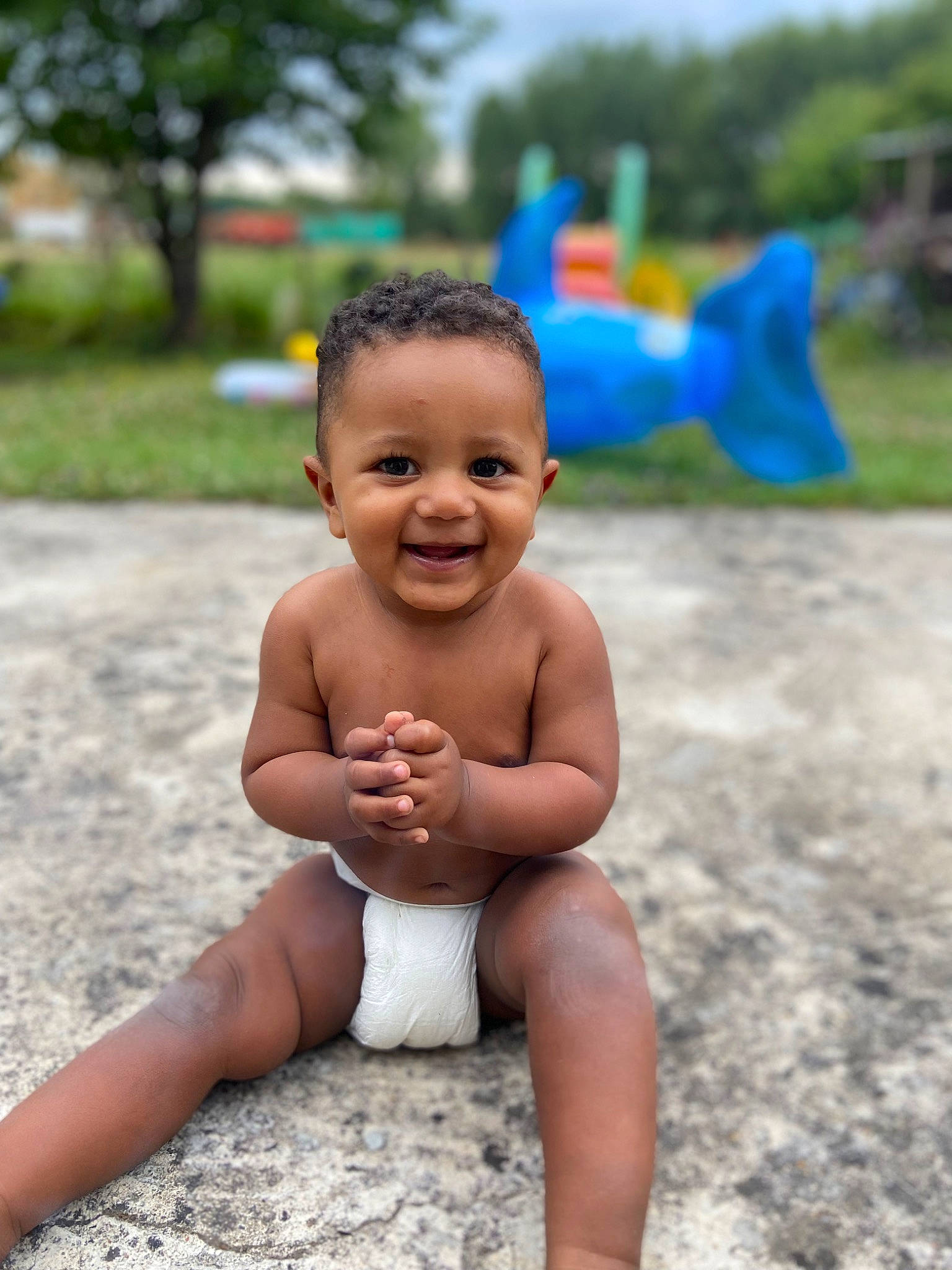Haroun participe au concours pour gagner de l'argent avec cette photo : baby, barechested, chest, child, event, flash_photography, foot, fun, grass, happy, human_leg, joy, leisure, people_in_nature, person, recreation, sitting, smile, thigh, toddler