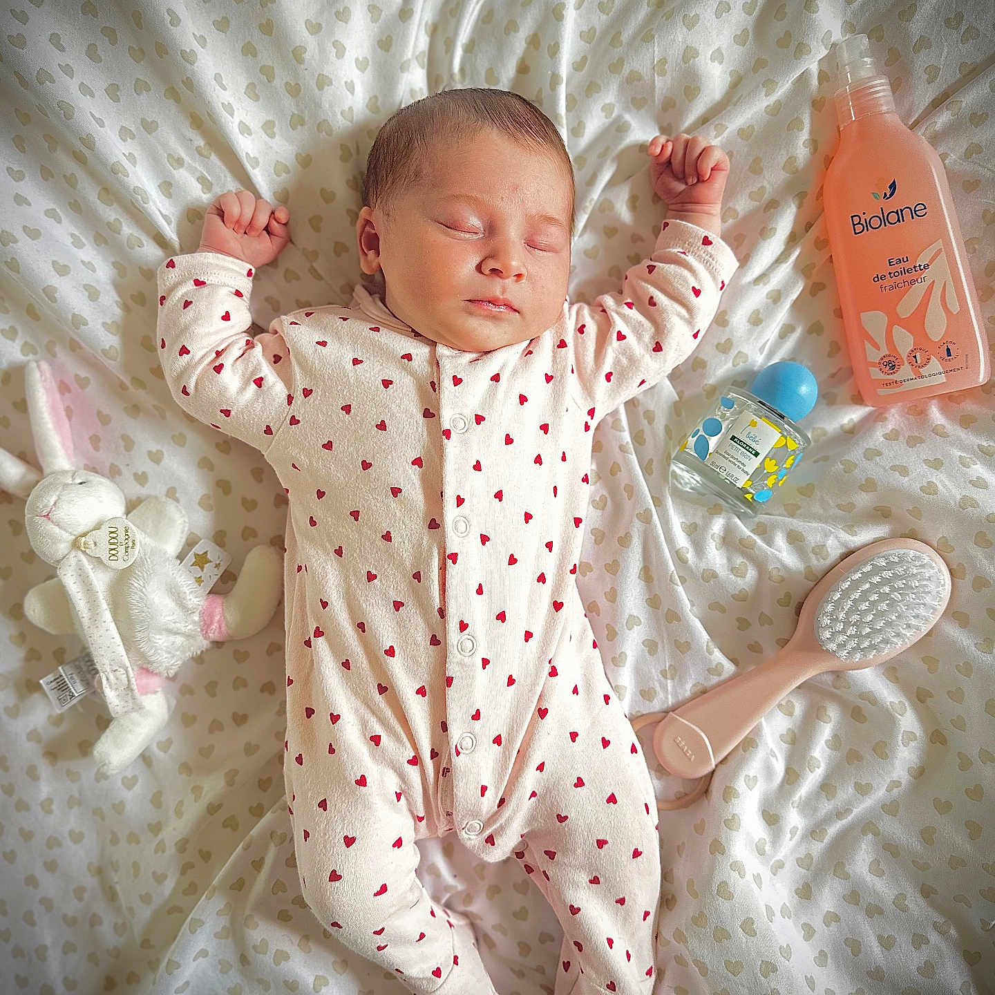 Romy a rejoint le concours — aidez-le/la à gagner de superbes lots ! baby, bed, bodypart, bottle, brush, clothing, cosmetics, device, face, finger, furniture, hand, head, newborn, pajamas, perfume, person, photography, portrait, tool