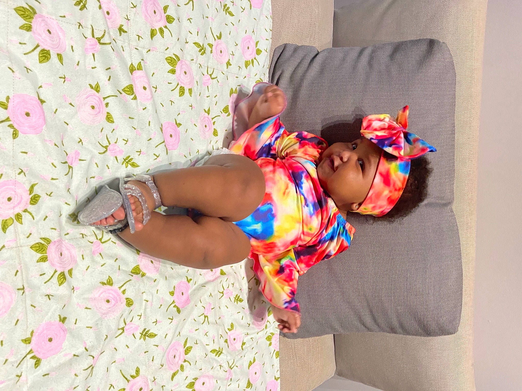 Anova is registered to the contest to win money with this photo: arm, comfort, dress, elbow, eye, glasses, hair, hand, head, headwear, human_body, knee, leg, leisure, linens, person, pink, sunglasses, t_shirt, textile