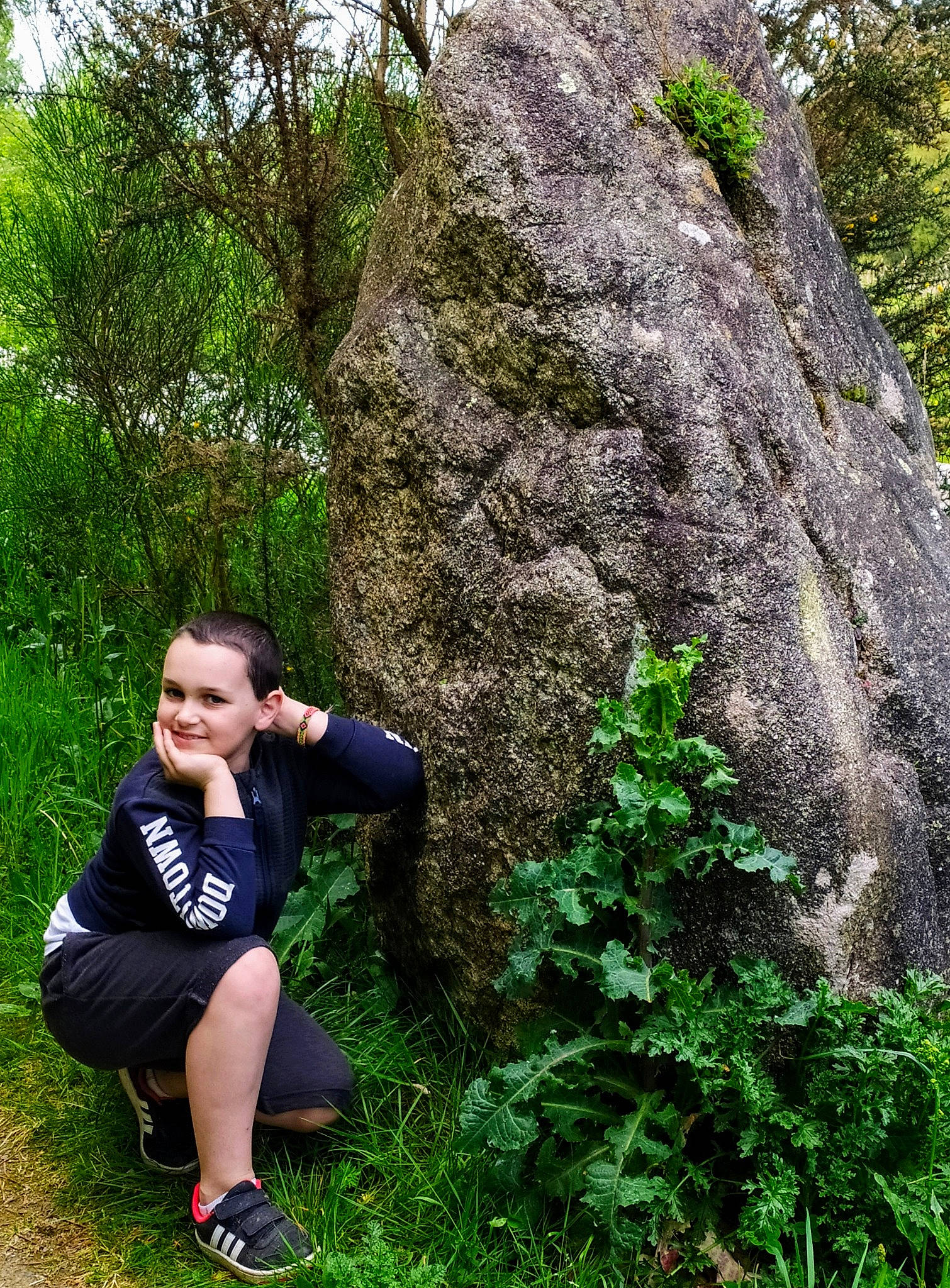 Axel participe au concours pour gagner de l'argent avec cette photo : adventure, bedrock, botany, forest, formation, geology, grass, green, joy, jungle, moss, old_growth_forest, outcrop, person, plant, recreation, rock, shrub, tree, valdivian_temperate_rain_forest