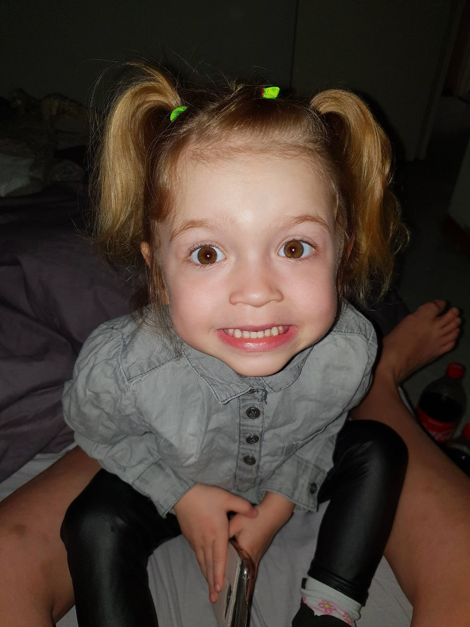 Lara participe au concours pour gagner de l'argent avec cette photo : arm, cheek, child, child_model, chin, eye, face, facial_expression, forehead, fun, hairstyle, head, iris, joy, lip, neck, person, sitting, skin, smile