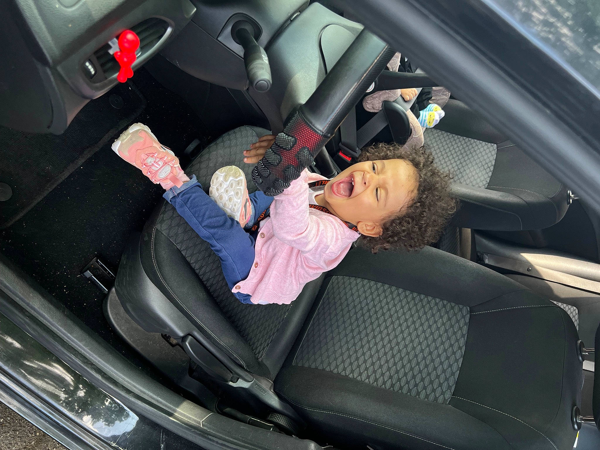Haÿlee a rejoint le concours — aidez-le/la à gagner de superbes lots ! auto_part, automotive_design, automotive_exterior, automotive_mirror, car, car_seat, car_seat_cover, head_restraint, hood, land_vehicle, mode_of_transport, motor_vehicle, person, personal_luxury_car, plant, steering_part, steering_wheel, tints_and_shades, vehicle, vehicle_door