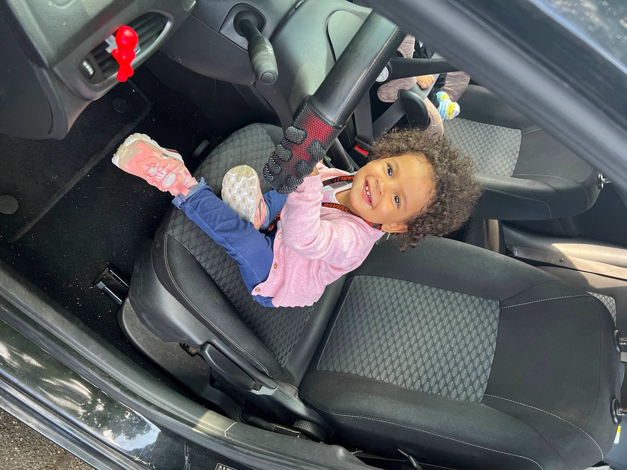 Haÿlee a rejoint le concours — aidez-le/la à gagner de superbes lots ! auto_part, automotive_design, automotive_exterior, car, car_seat, car_seat_cover, glass, head_restraint, hood, joy, land_vehicle, mammal, mode_of_transport, motor_vehicle, person, personal_luxury_car, plant, steering_part, steering_wheel, tints_and_shades