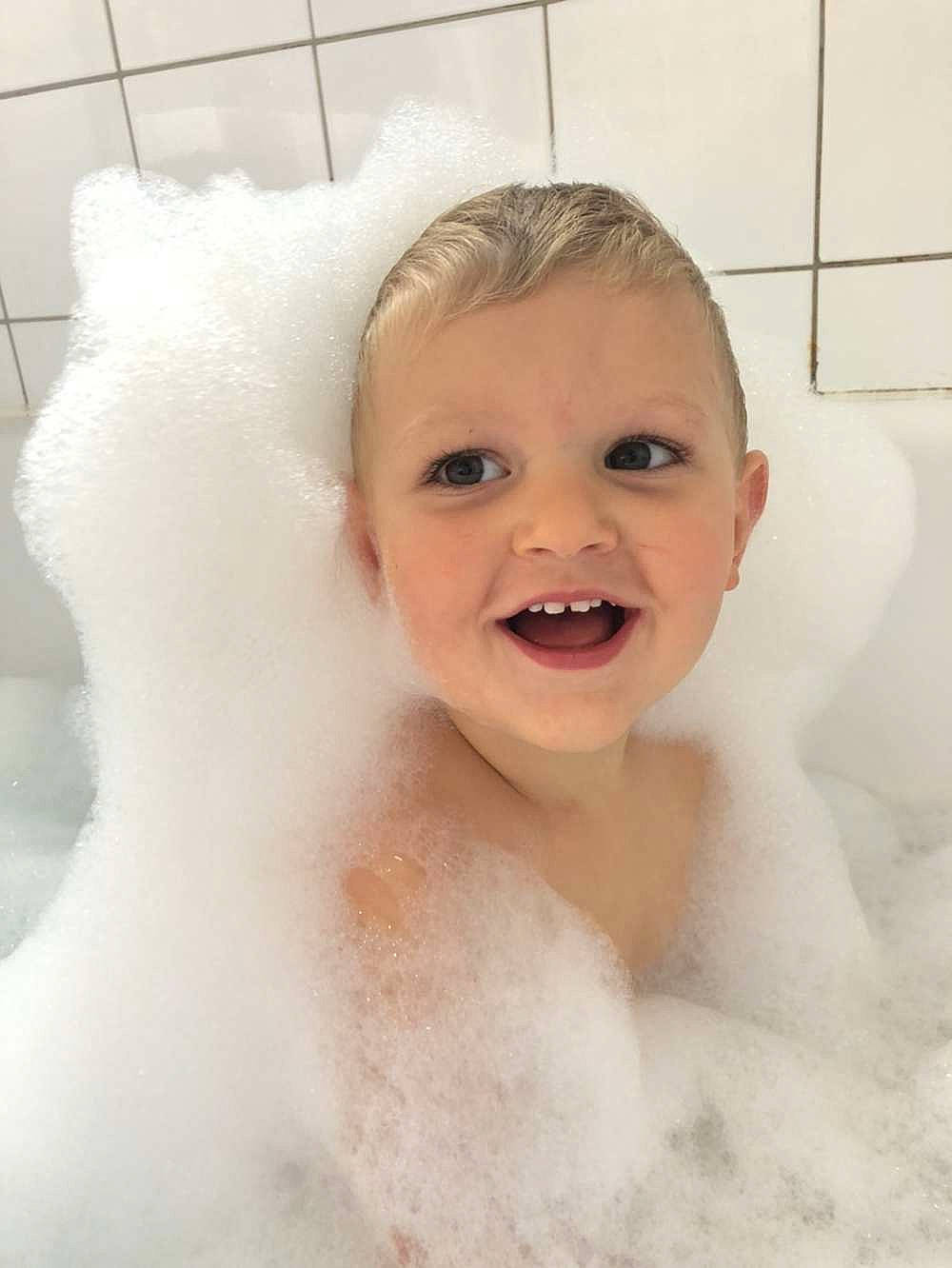 Léo participe au concours pour gagner de l'argent avec cette photo : bathing, bathroom, bathtub, chest, ear, eyebrow, eyelash, face, facial_expression, fluid, foam, happy, iris, jaw, lip, mouth, nose, person, plumbing_fixture, skin