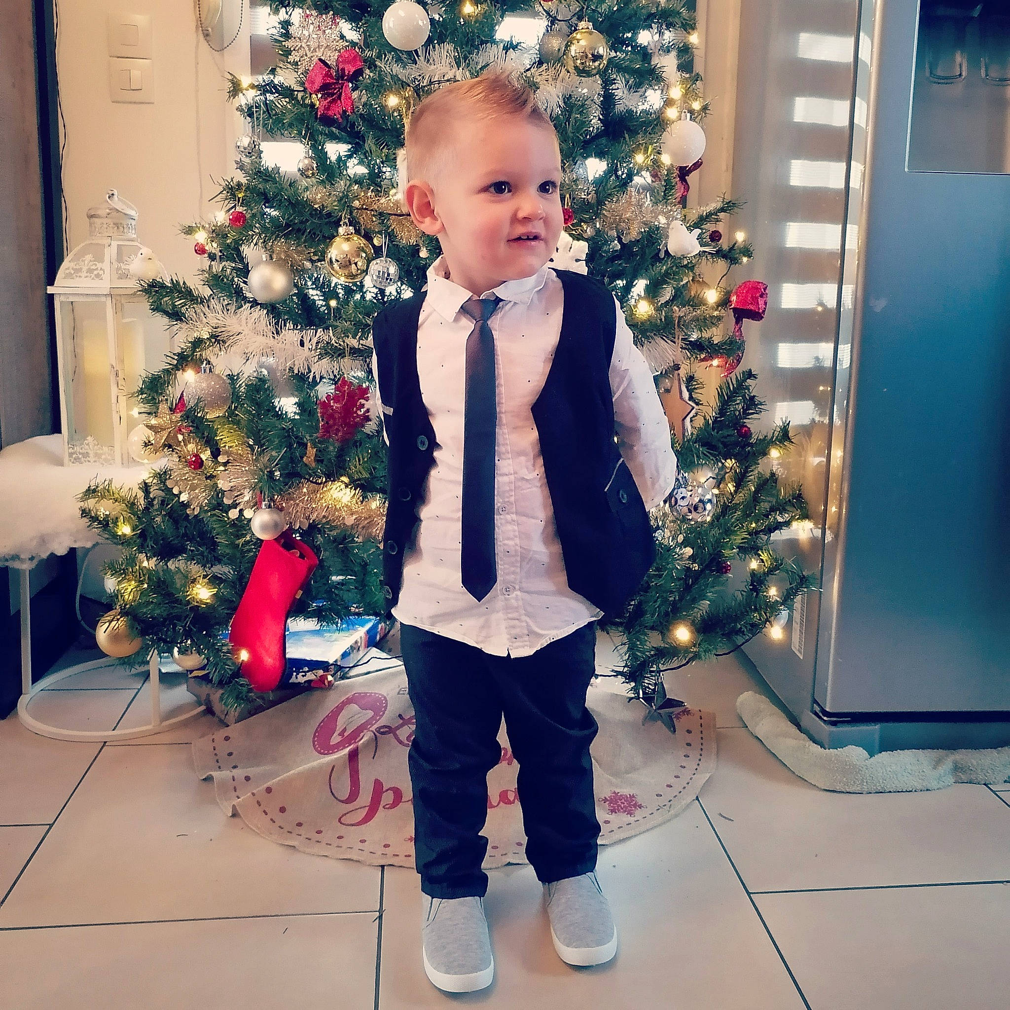 Léo participe au concours pour gagner de l'argent avec cette photo : baby, christmas_decoration, christmas_ornament, christmas_tree, event, face, happy, head, holiday, holiday_ornament, human_body, jacket, leg, ornament, person, plant, red, shoe, sleeve, standing
