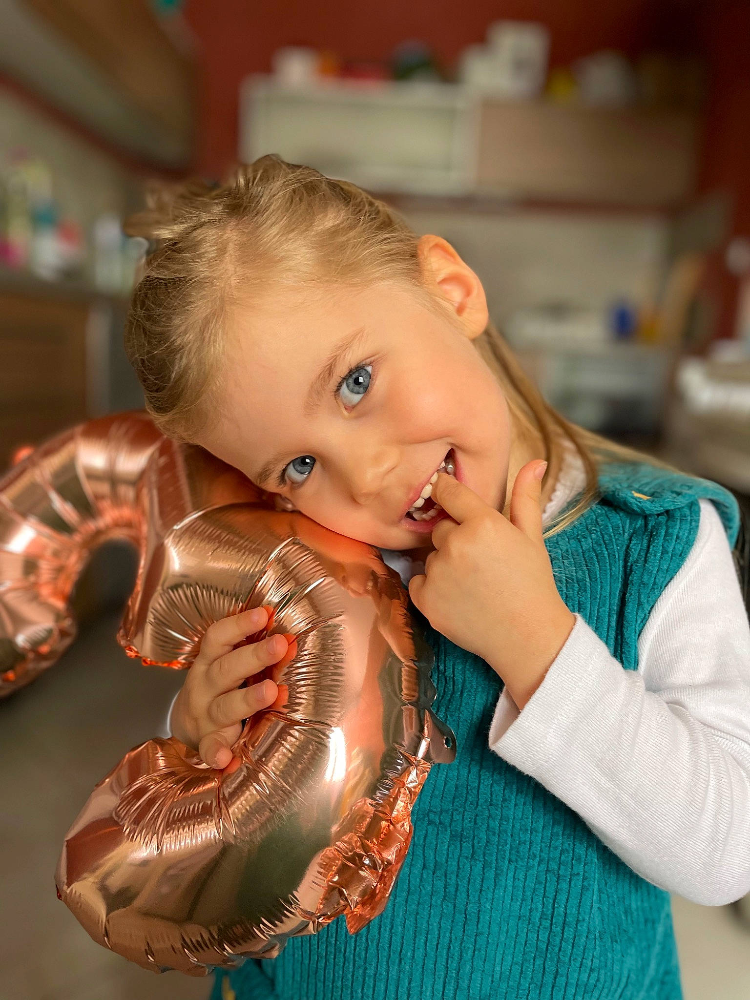 Mélya participe au concours pour gagner de l&#x27;argent avec cette photo : baseball_glove, baseball_protective_gear, brown_hair, chair, child, crustacean, decapoda, drinkware, eye, eyelash, fashion_accessory, glove, happy, head, human_body, jewellery, joy, marine_invertebrates, person, personal_protective_equipment