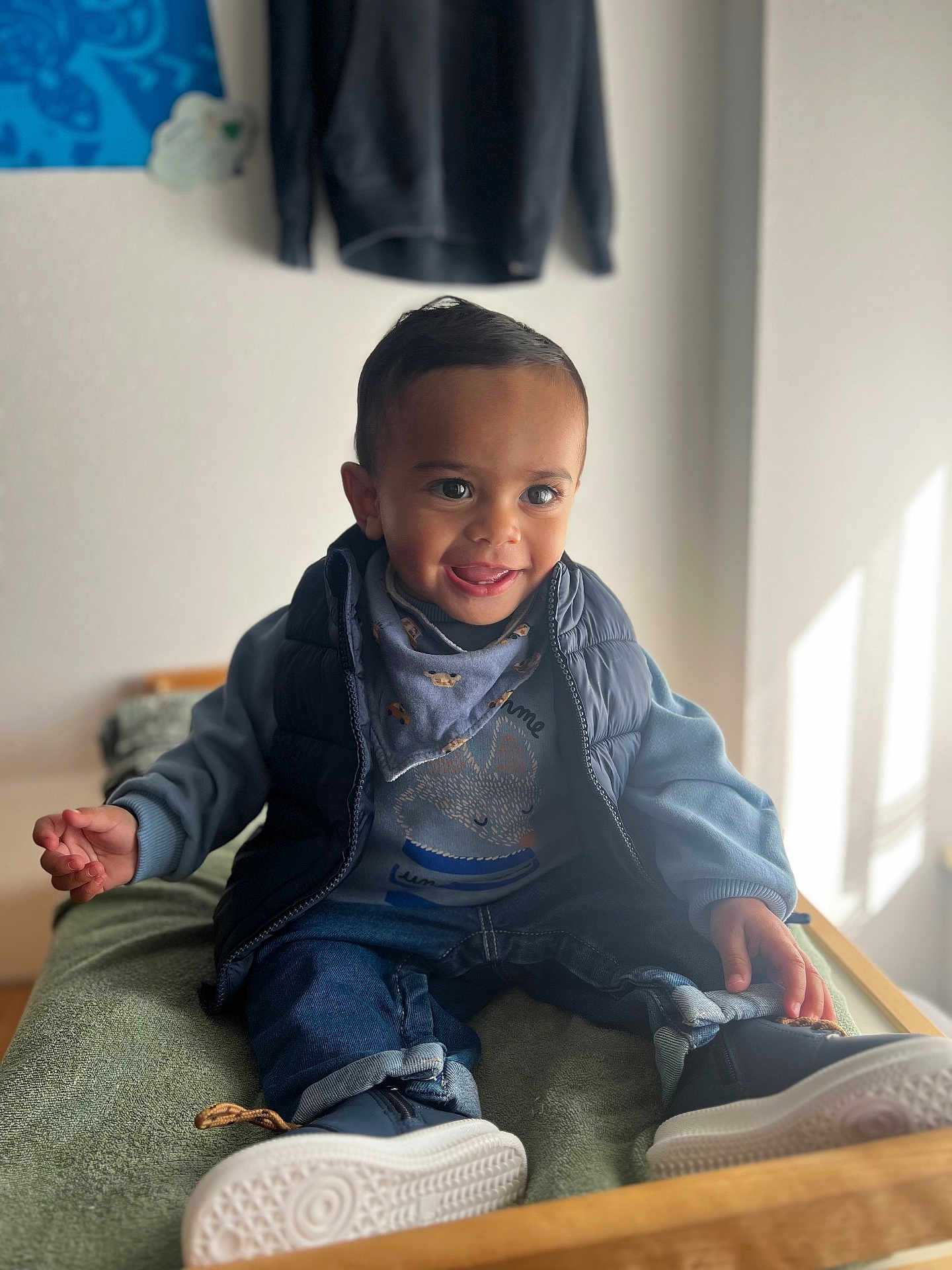 Ben a rejoint le concours — aidez-le/la à gagner de superbes lots ! toddler, child, smiling, sitting, indoor, bed, clothing, vest, bandana, jeans, shoes, happy, face, person, natural_light, window_light, cozy, casual, cute, portrait