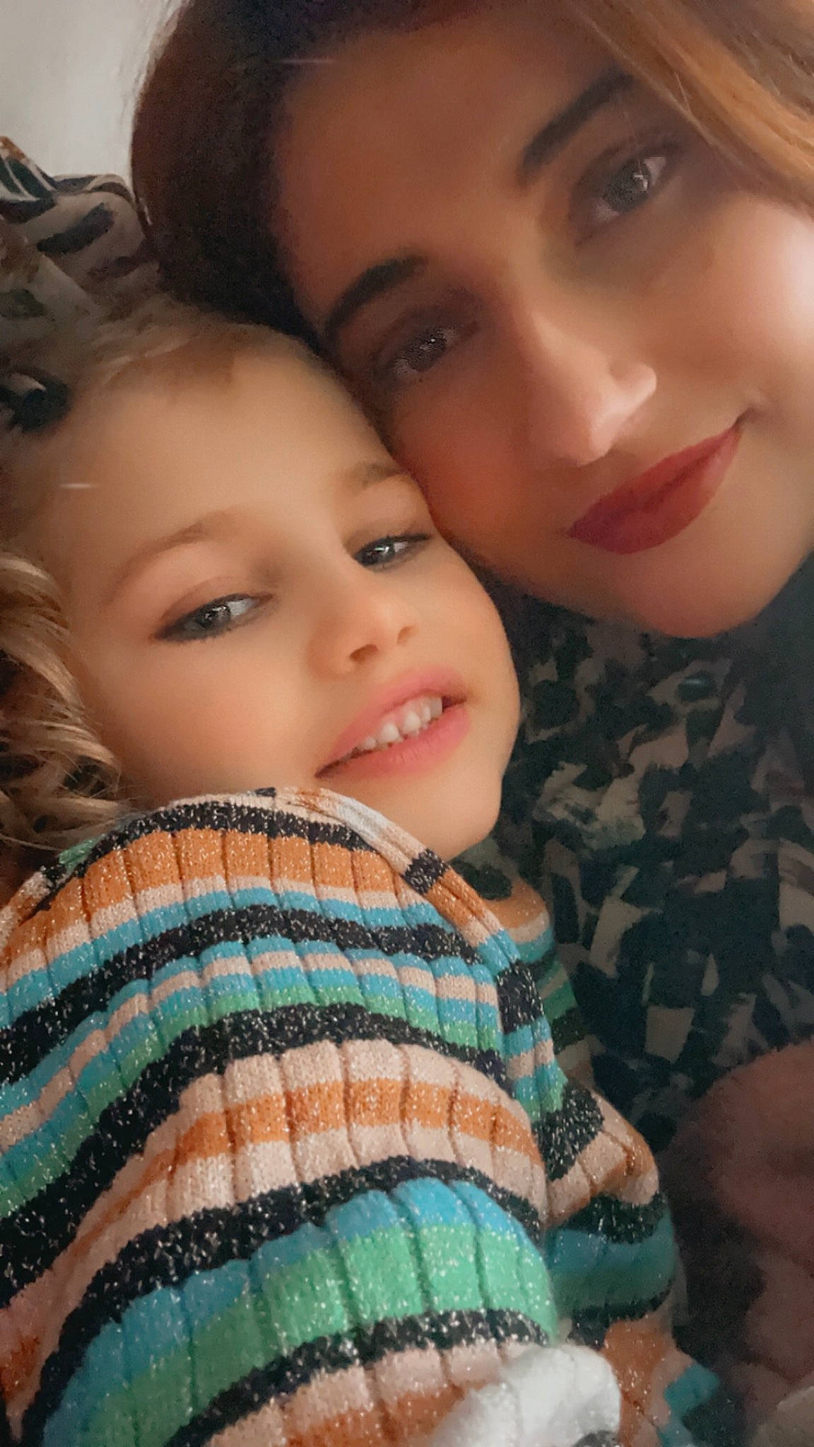 Lyne a rejoint le concours — aidez-le/la à gagner de superbes lots ! black_hair, cheek, chin, cool, eye, eyebrow, eyelash, face, forehead, gesture, hair, happy, head, iris, joy, lip, mouth, nose, organ, person