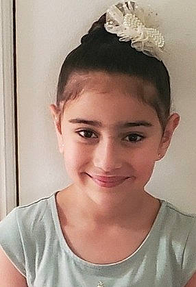 Farida is registered to the contest to win money with this photo: black_hair, dress, ear, eyebrow, eyelash, fashion_accessory, forehead, hair, hair_accessory, hairstyle, happy, headband, headpiece, jaw, joy, lip, person, selfie, sleeve, smile