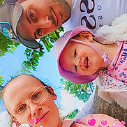 Syanna a rejoint le concours — aidez-le/la à gagner de superbes lots ! cartoon_stickers, casual_clothing, child, daylight, family, fun, glasses, happy, hat, man, nature, outdoor, pink, portrait, selfie, smile, stitch, toddler, trees, woman
