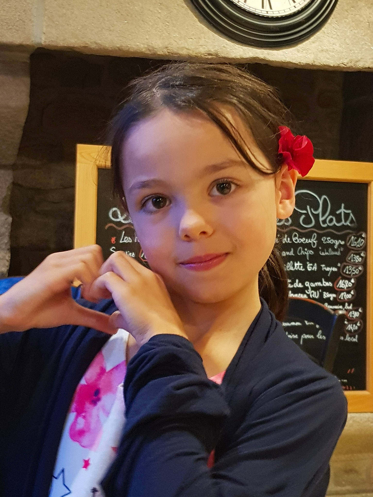 Emmy participe au concours pour gagner de l'argent avec cette photo : child, child_model, cool, ear, eye, face, fashion_accessory, finger, forehead, gesture, hair, hairstyle, head, person, photography, thumb