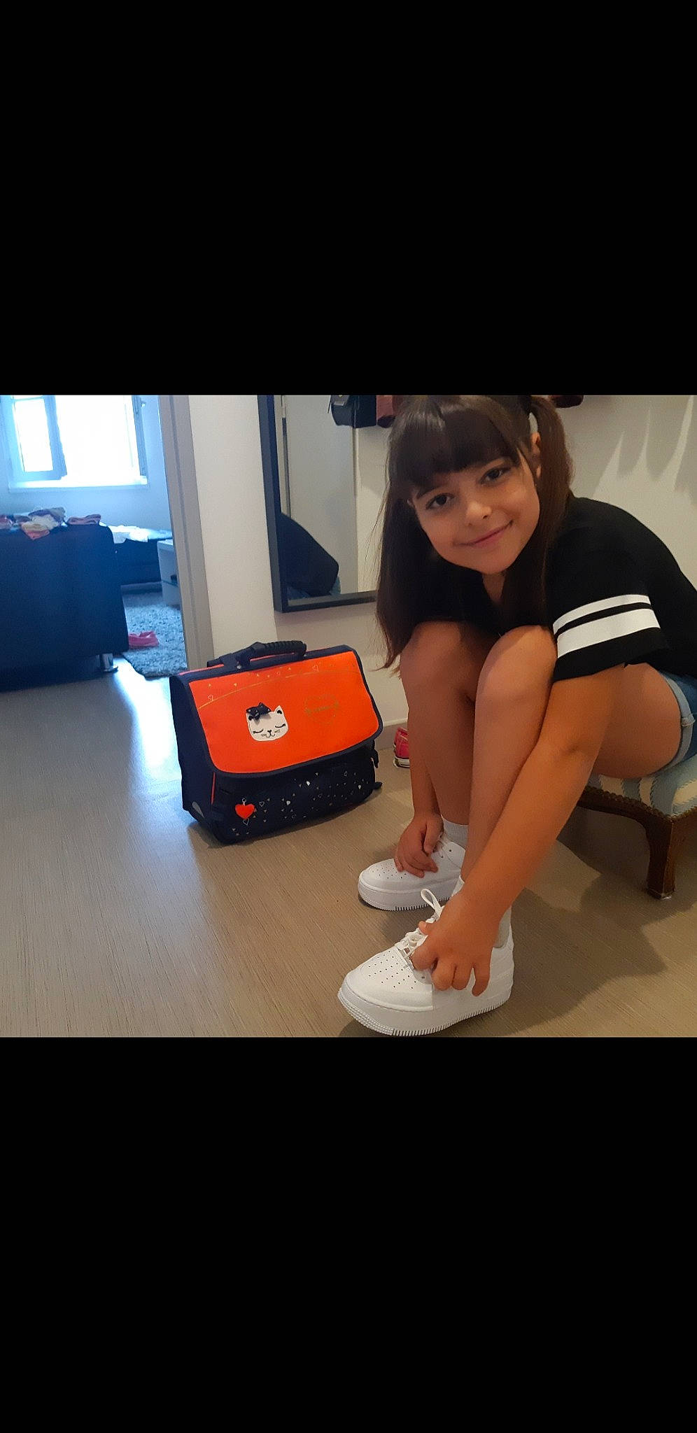 Amélia participe au concours pour gagner de l'argent avec cette photo : baggage, black_hair, foot, hand_luggage, joy, knee, luggage_and_bags, person, suitcase